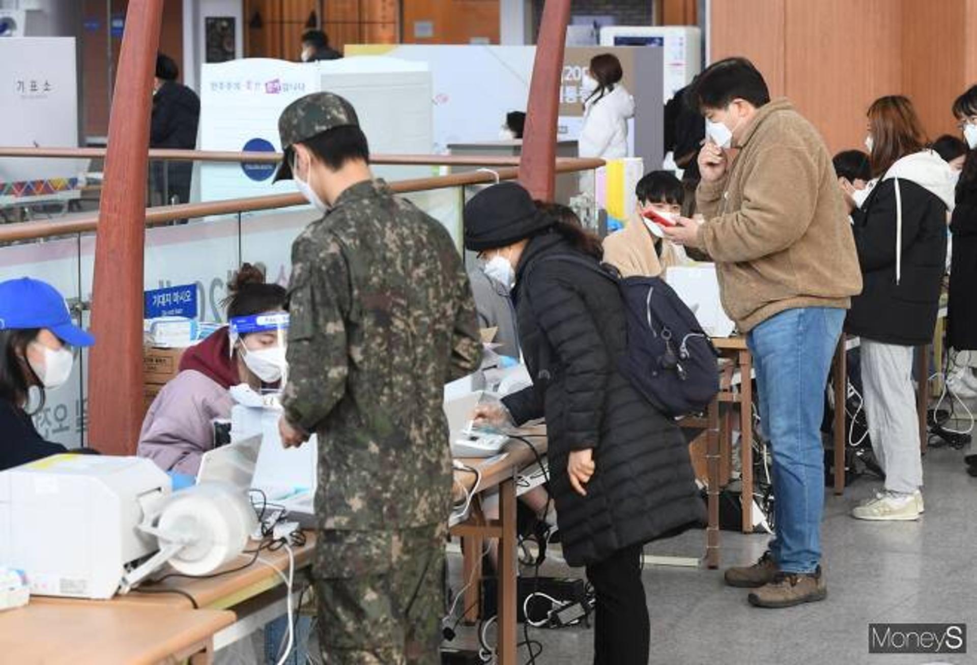 사전투표 2일차 11시 누적 투표율 23.36%… 1000만명 돌파
