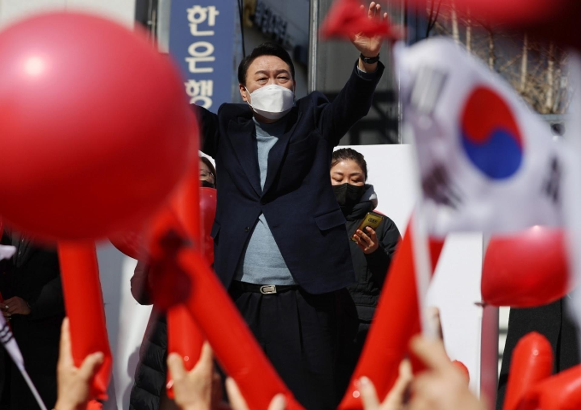 윤석열 "그간 뭐하러 QR 찍었나… 역학조사도 포기하고 국민 불편"