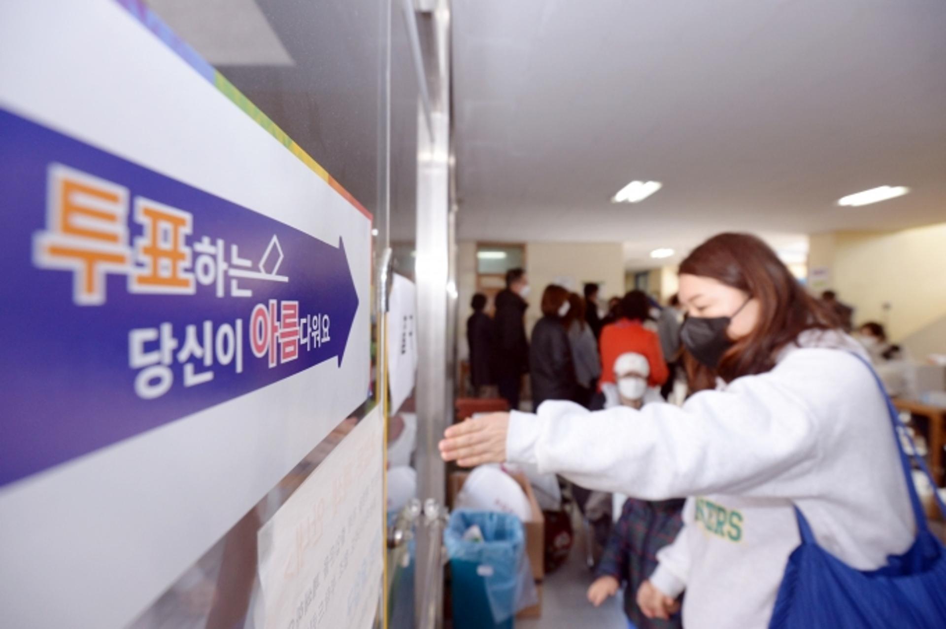 사전투표 둘째날 오후 4시 32.76%… 19대 대선比 9.99%p↑