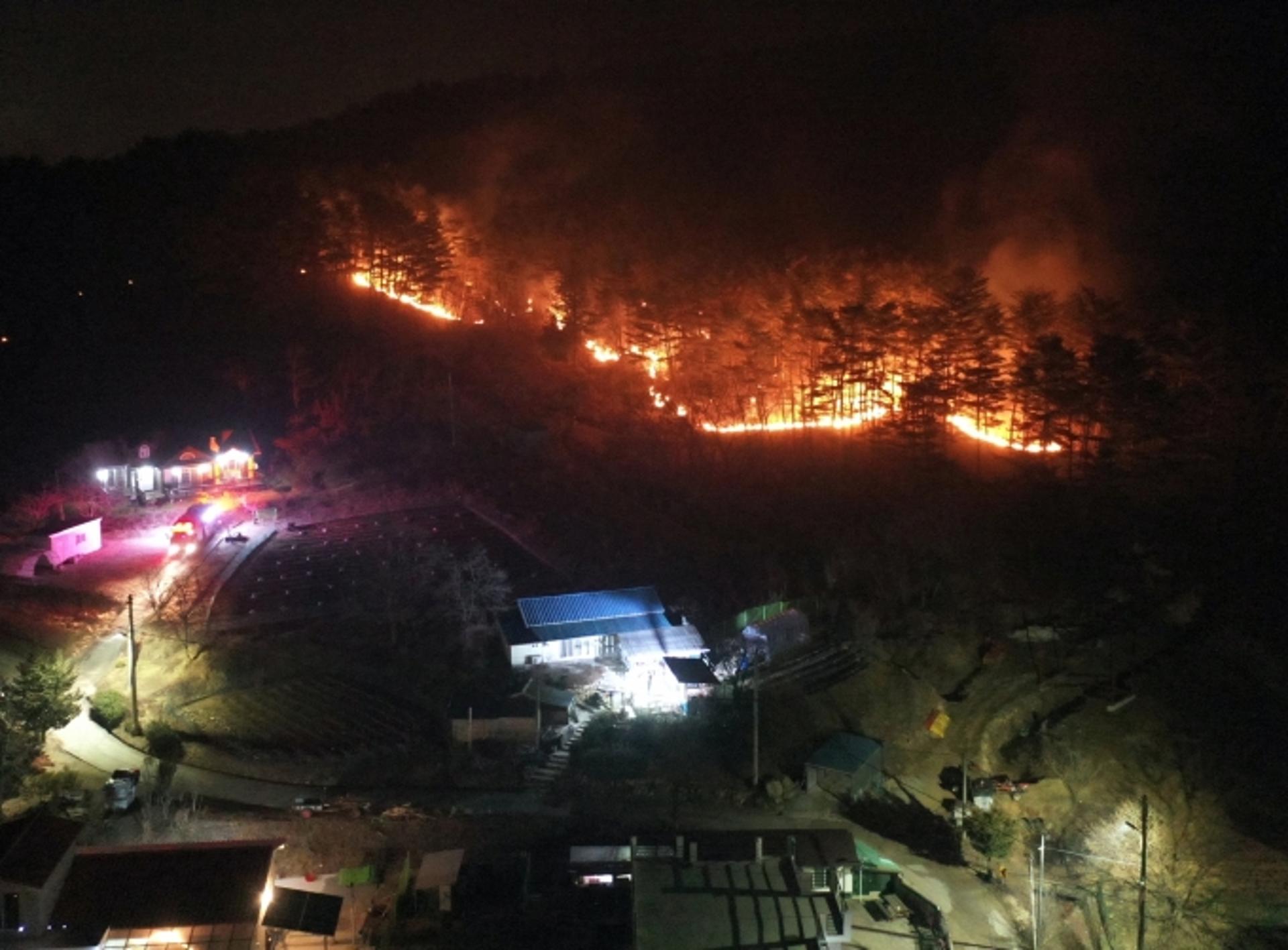강원 산불 사흘째… 헬기 90대·인력 1만3000여명 재투입 총력