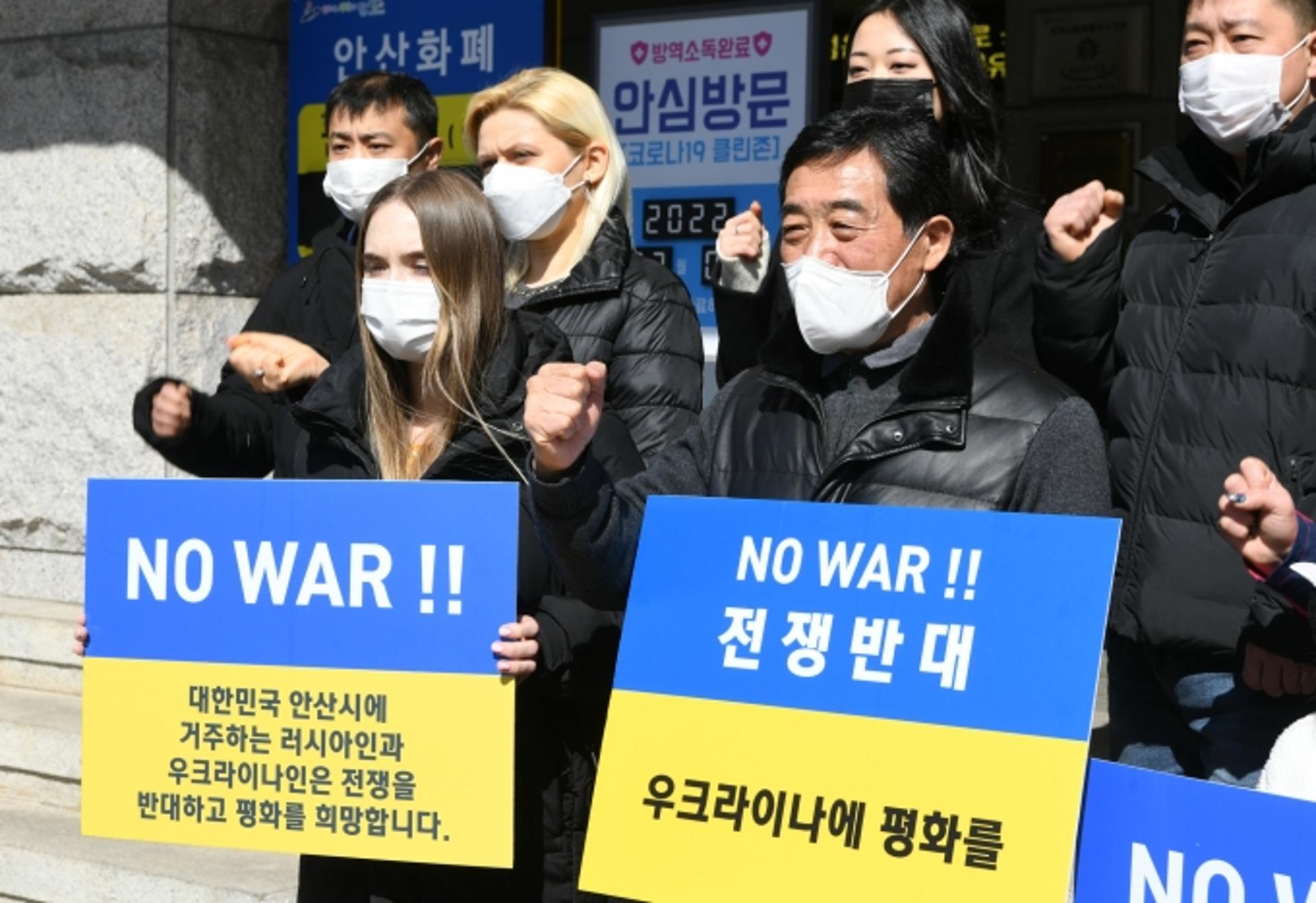 "우리는 전쟁을 반대합니다"… 안산시, 우크라·러시아 출신 시민들과 평화퍼포먼스