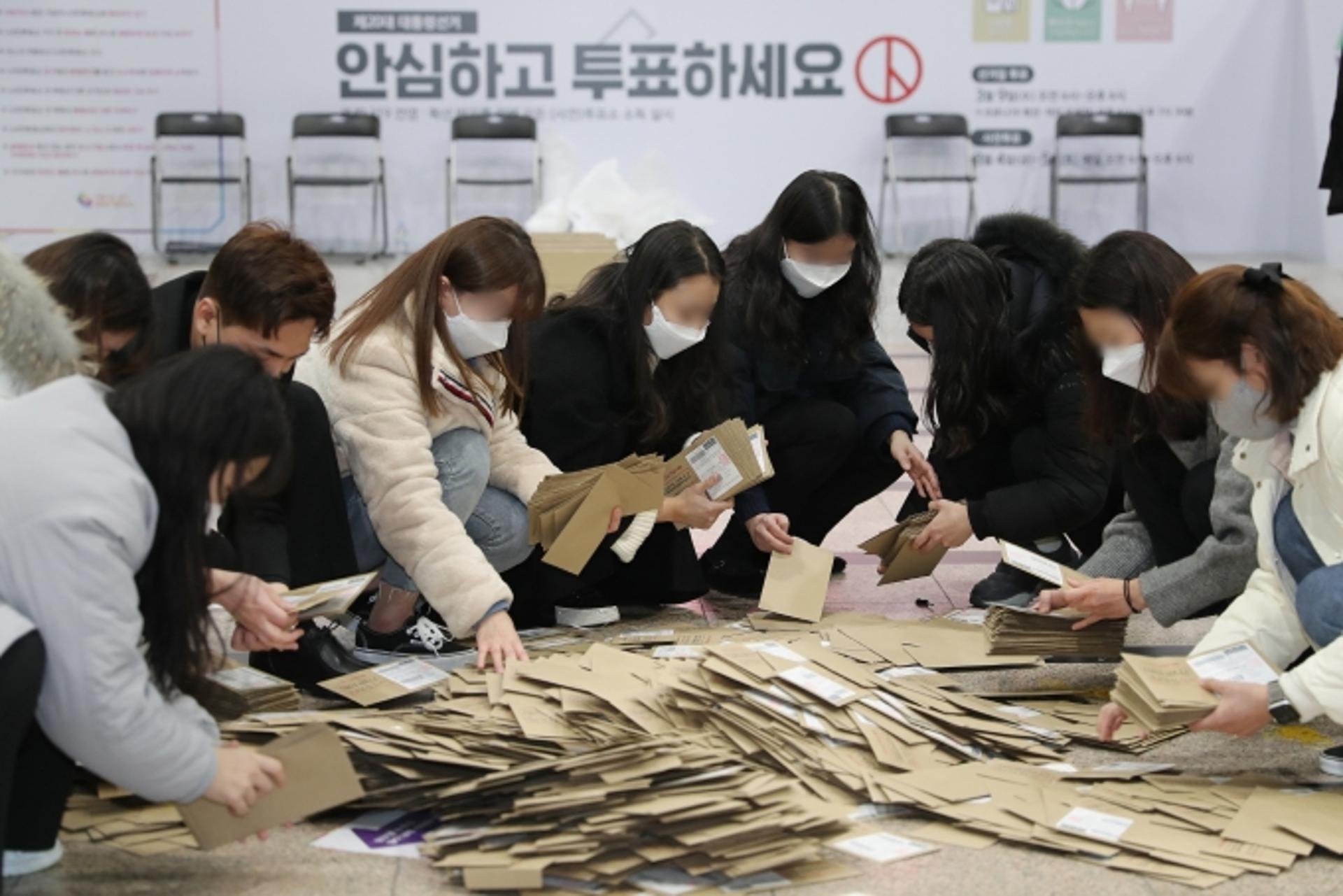 선관위, 확진자 사전투표 혼란 사과… “부정 소지는 절대 없다”