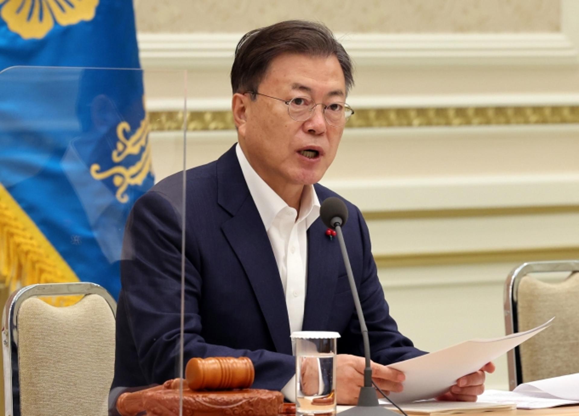 문 대통령 “사전투표 논란 유감”… 재발 방지 대책 마련 촉구