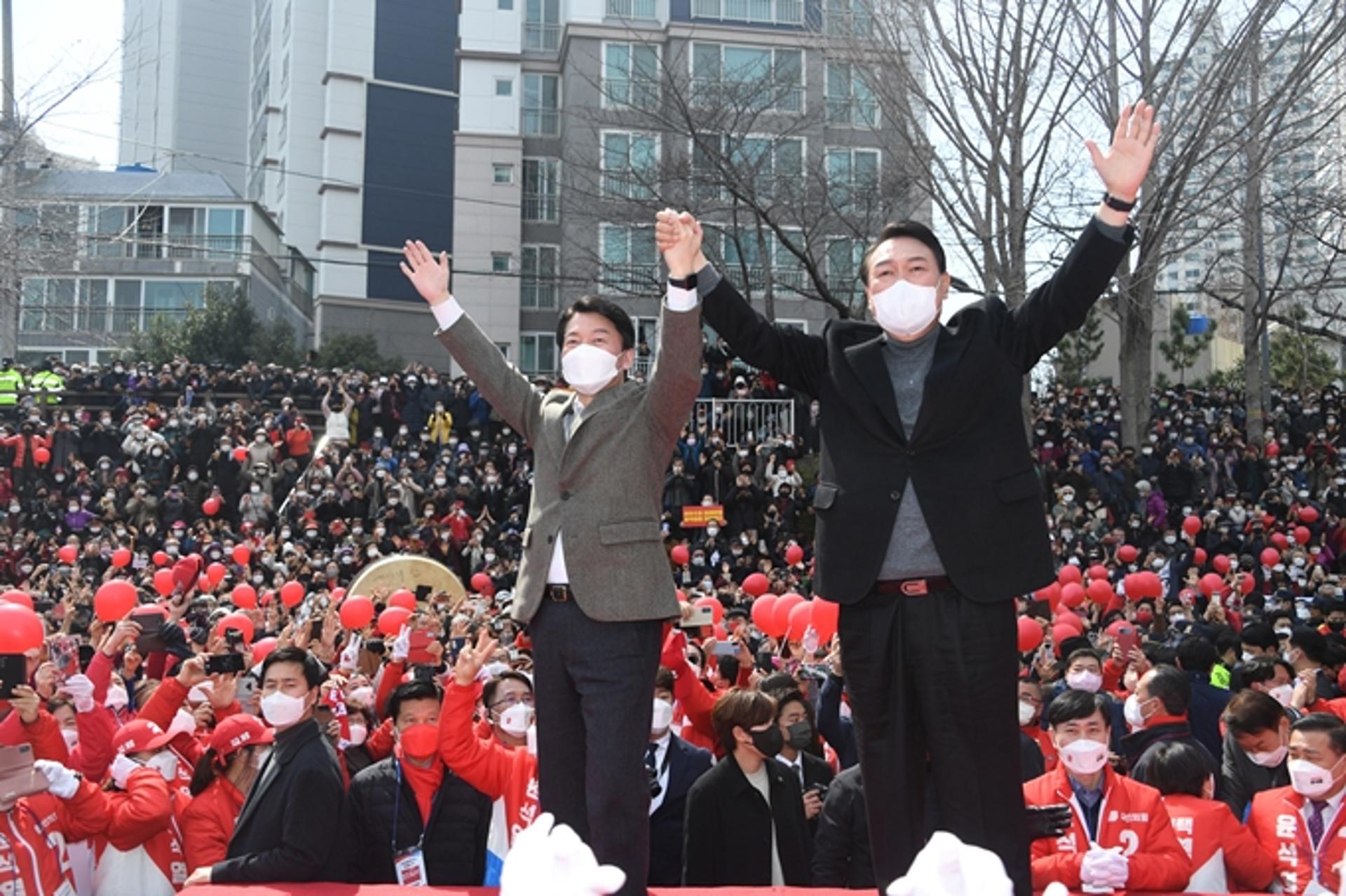 윤석열, 안철수와 함께 부산 유세… "1등으로 결승전 뚫게 도와달라"