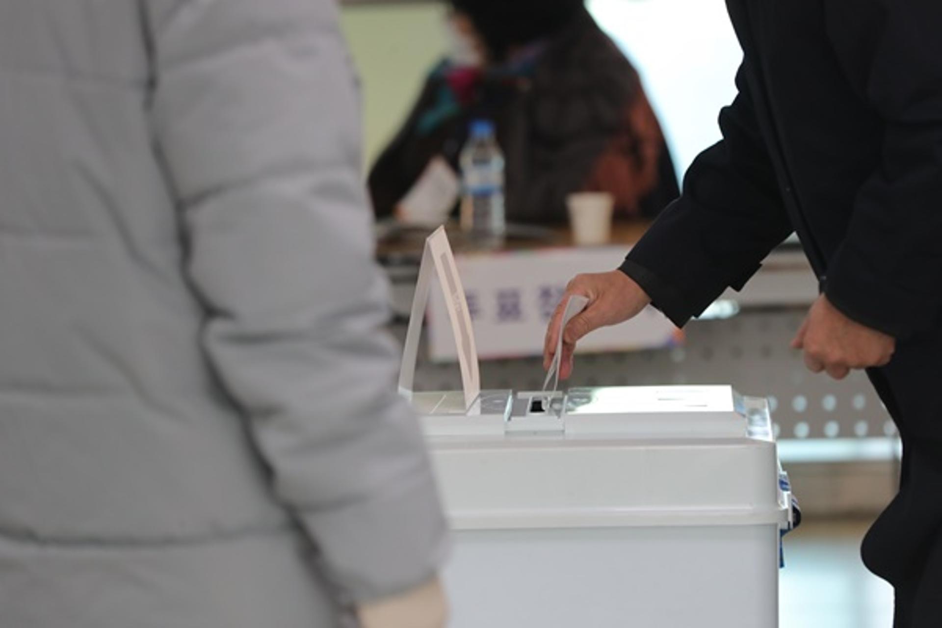 "투표소에 카메라 있다고!"… 부산 투표소에 경찰 출동?