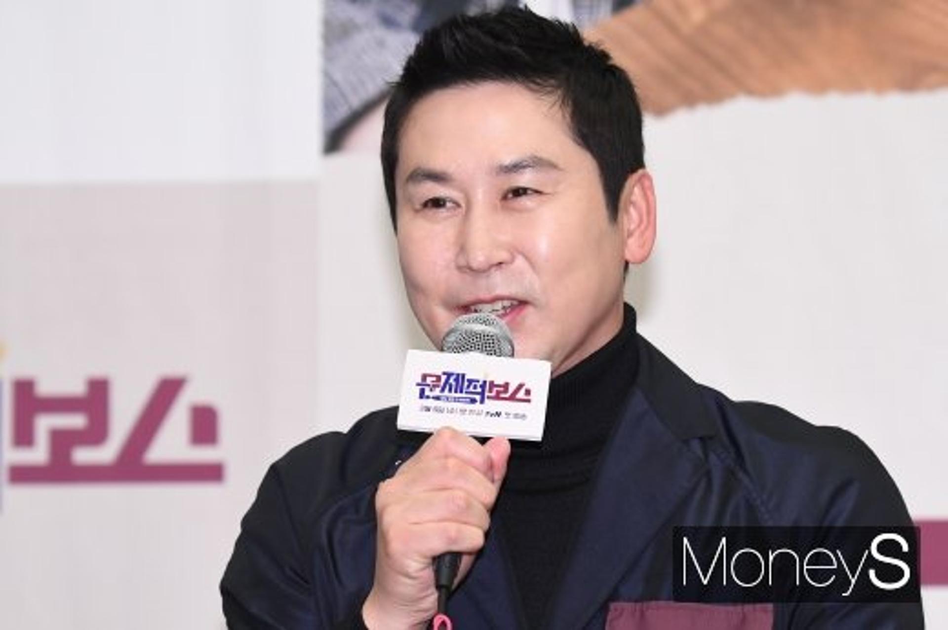 '부스터샷' 맞았는데… 신동엽 확진, 방송계 '빨간불'