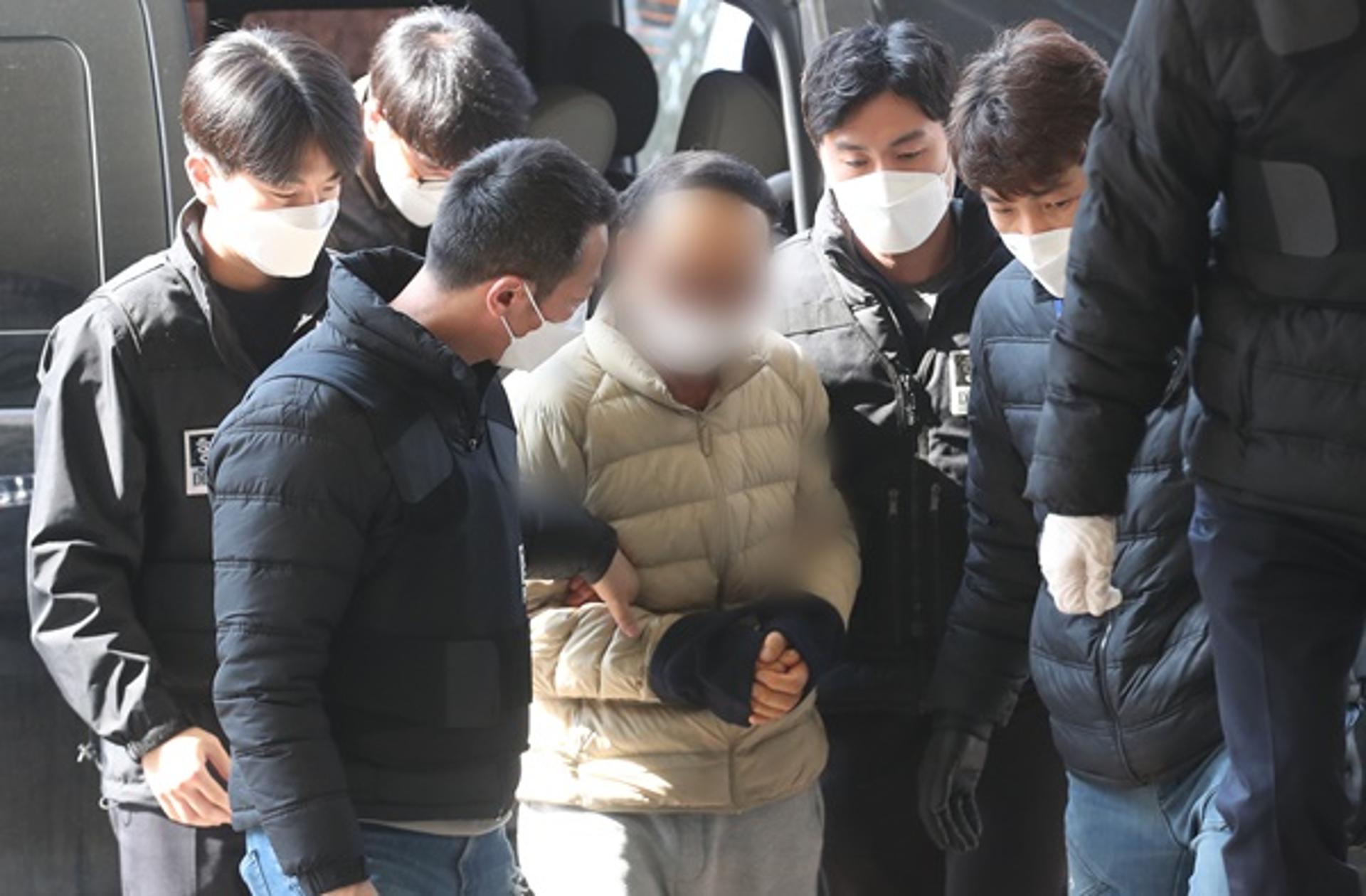 "미안합니다"… '송영길 머리 가격' 70대 유튜버, 영장실질심사 출석