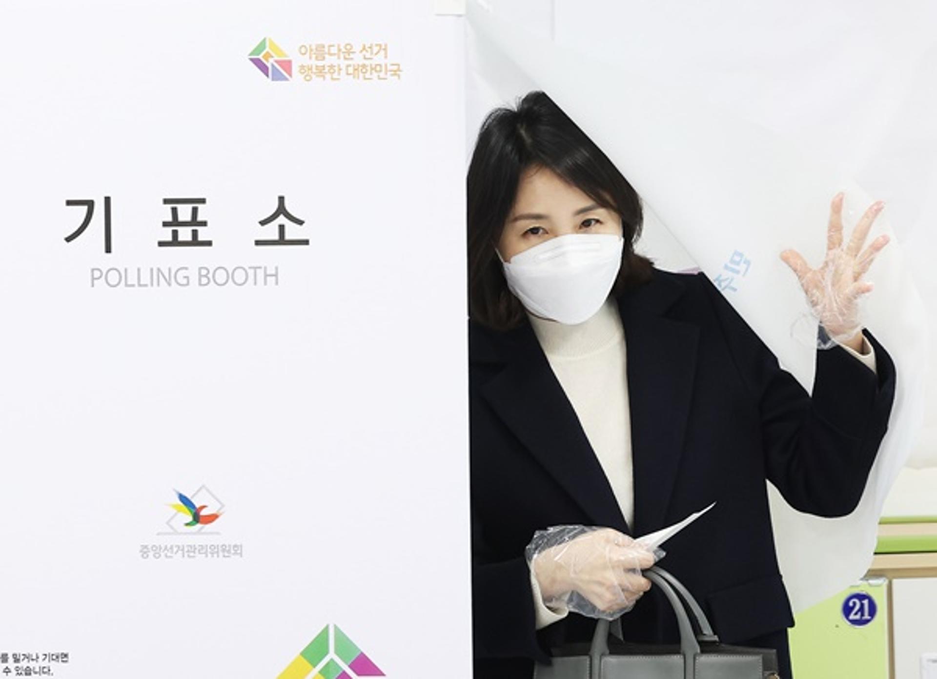 김혜경씨 자택 인근서 투표… '의전 의혹 사과' 한달 만