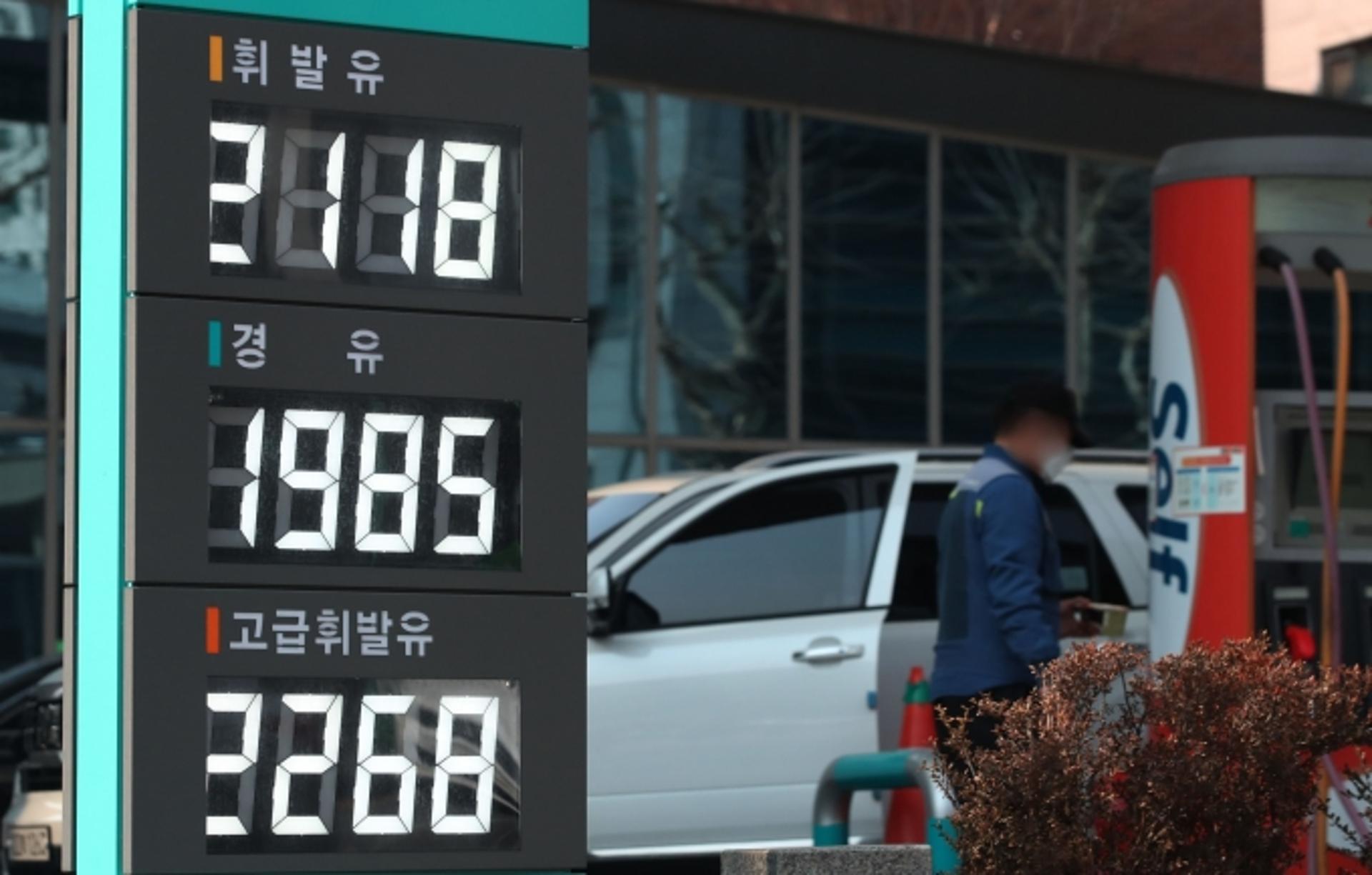 천장 뚫은 기름값… 서울 휘발유 가격, 8년6개월만에 2000원 돌파