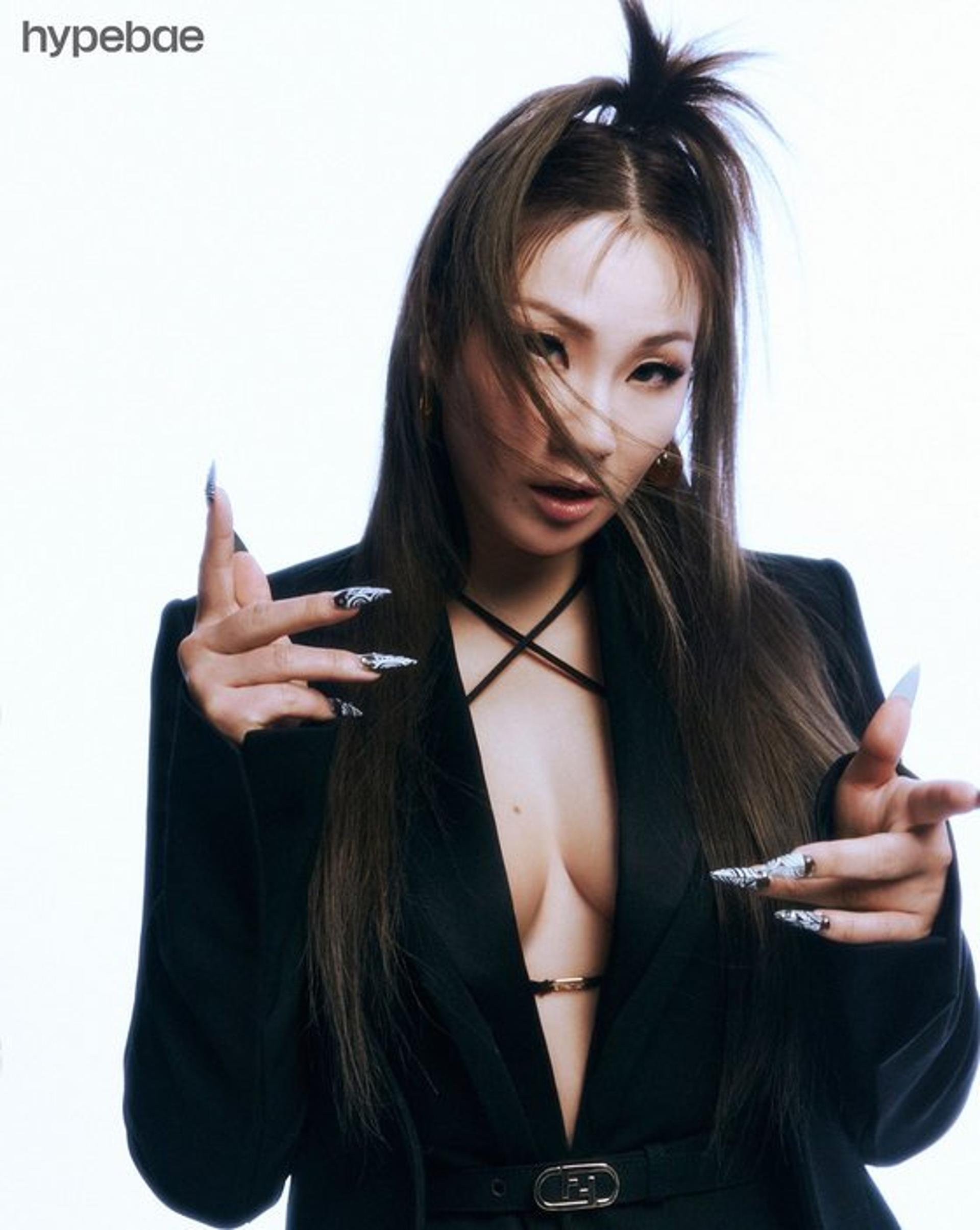 30대 씨엘, 신인 안 부러운 매력+과감 v넥 패션