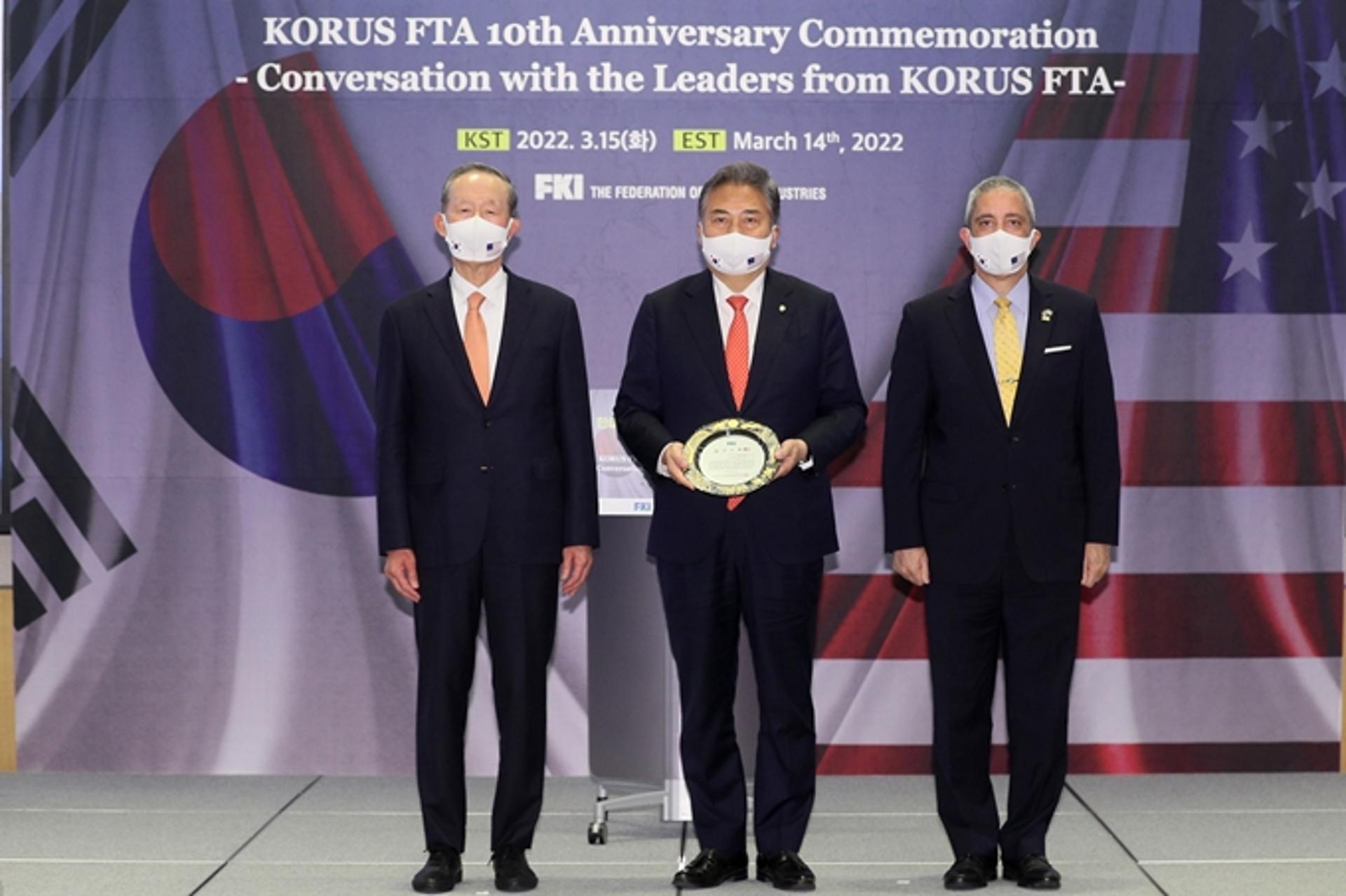 한·미 FTA 발효 10주년… 협상·비준 주역들에 감사패 수여