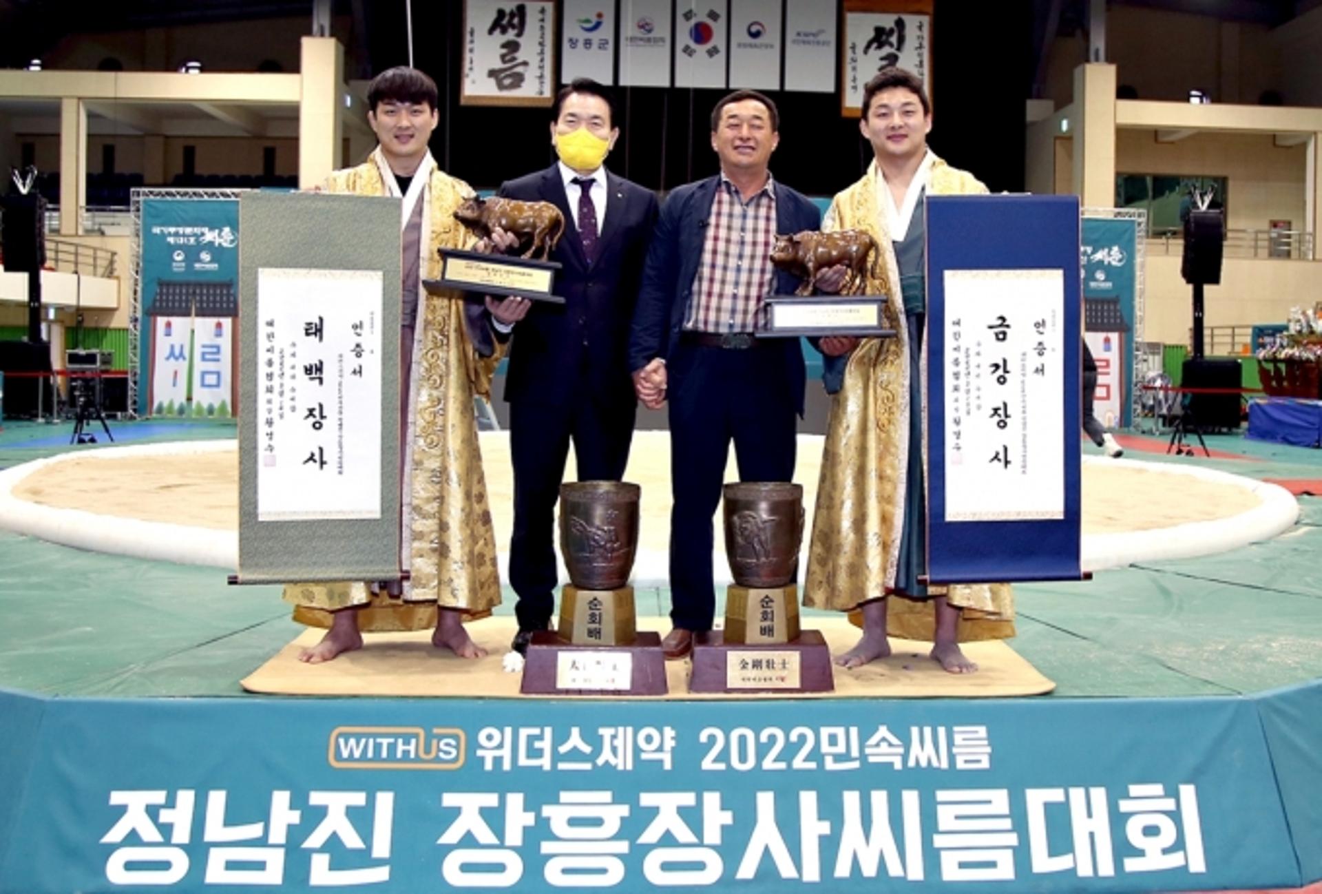 장흥군 출신 형제, 장사씨름대회 황소 번쩍 들다