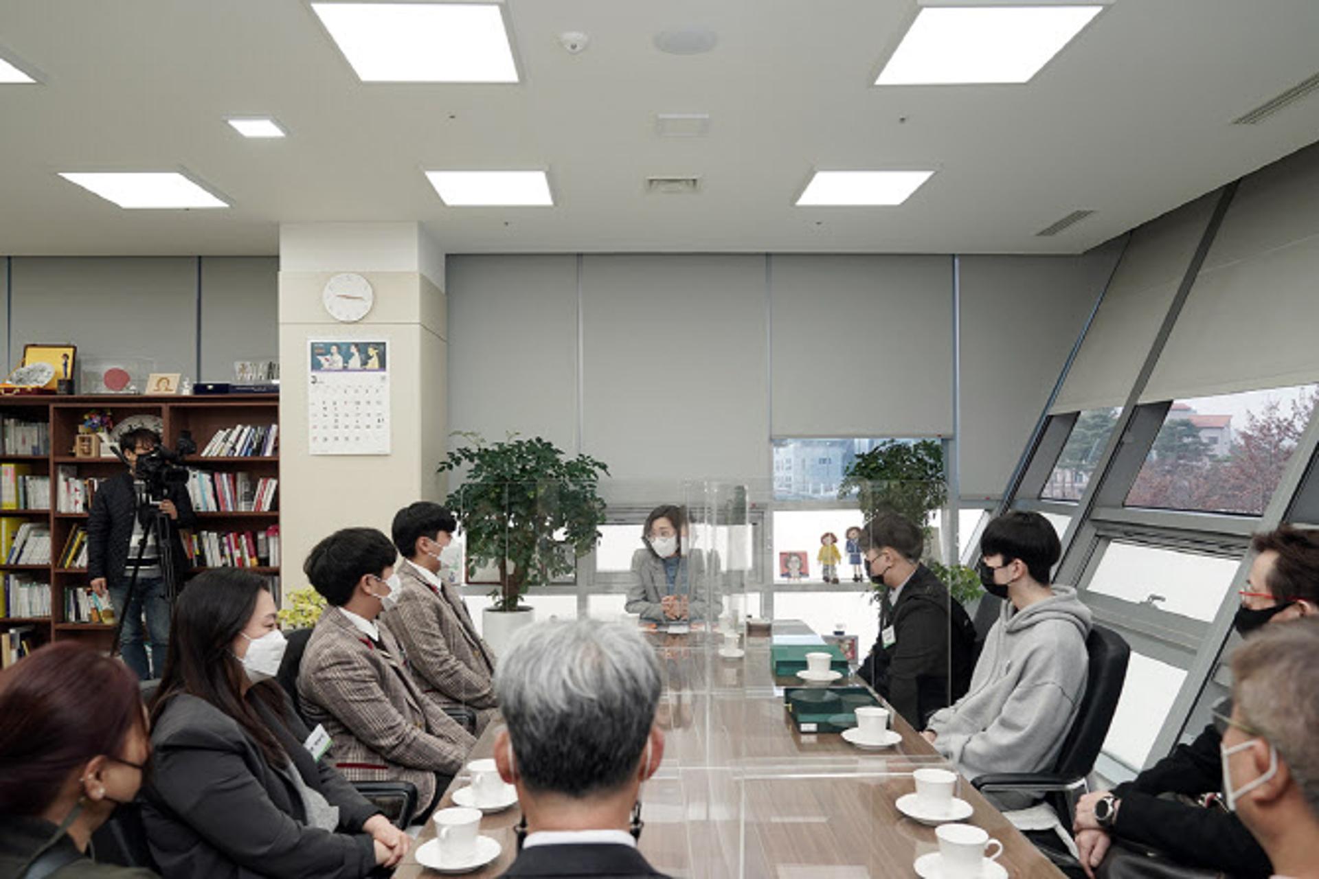 은수미 성남시장, 대형화재 막은 고교생들 만나 "공동체 위해 애써줘 고맙다"