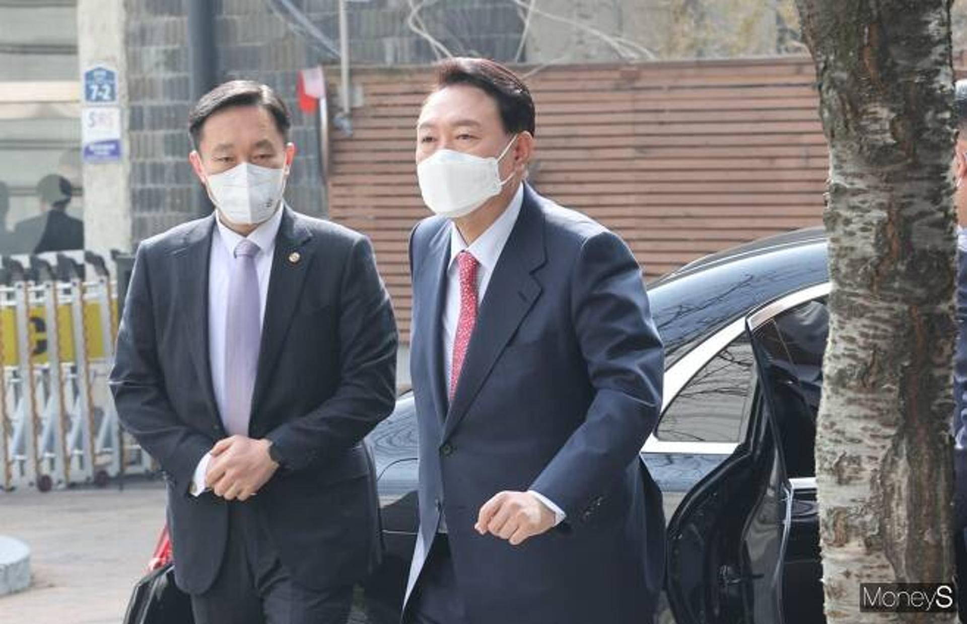 尹 인수위 경제2분과에 'SK 인연' 인사 3명… 재계 접점 확대되나