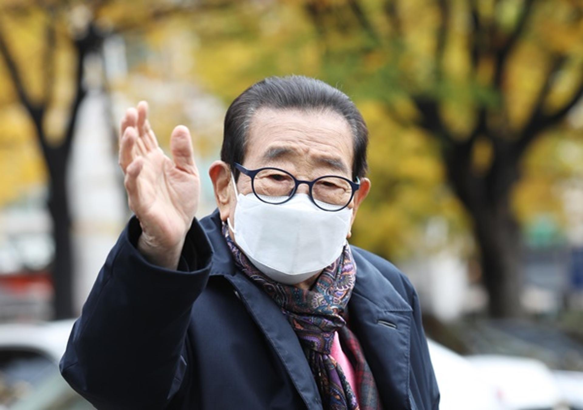 "건강 이상 없어"…'95세' 송해, 3차 접종에도 돌파감염