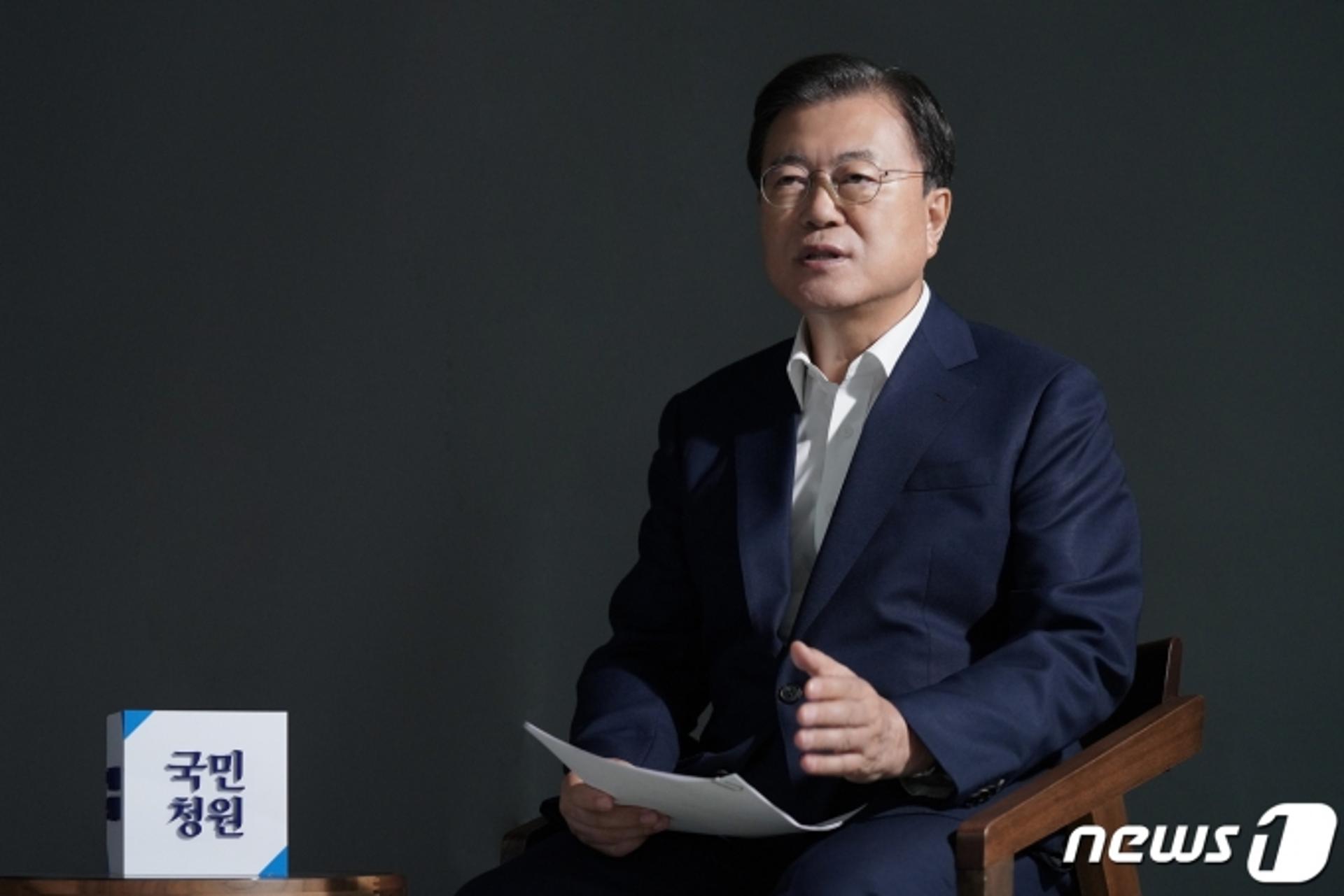 文, 직접 답변할까?… “대통령님 사랑합니다” 청원 12만명 동의