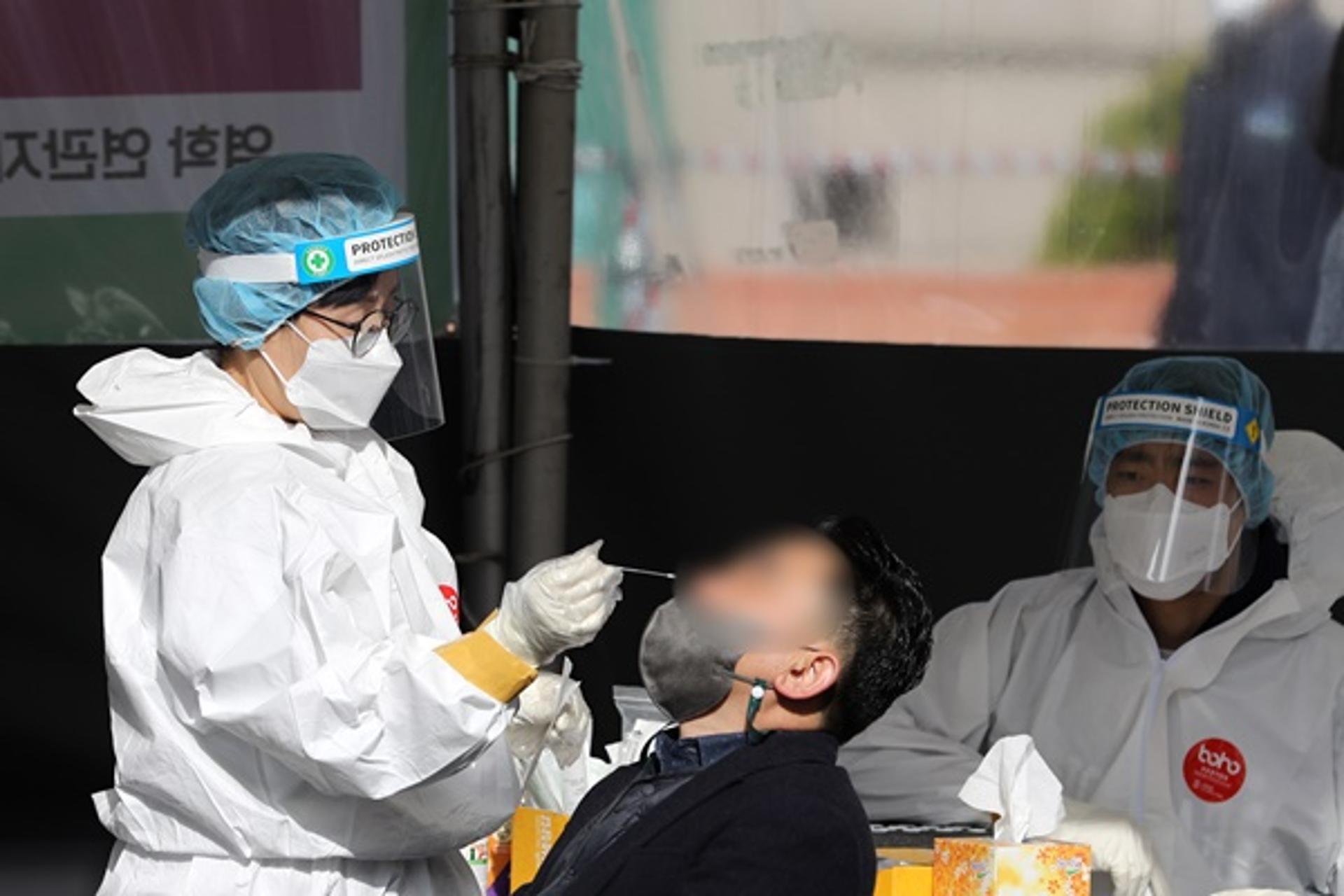신규 확진자 30만명 중후반 전망… 위중증·사망자 연일 '우상향'