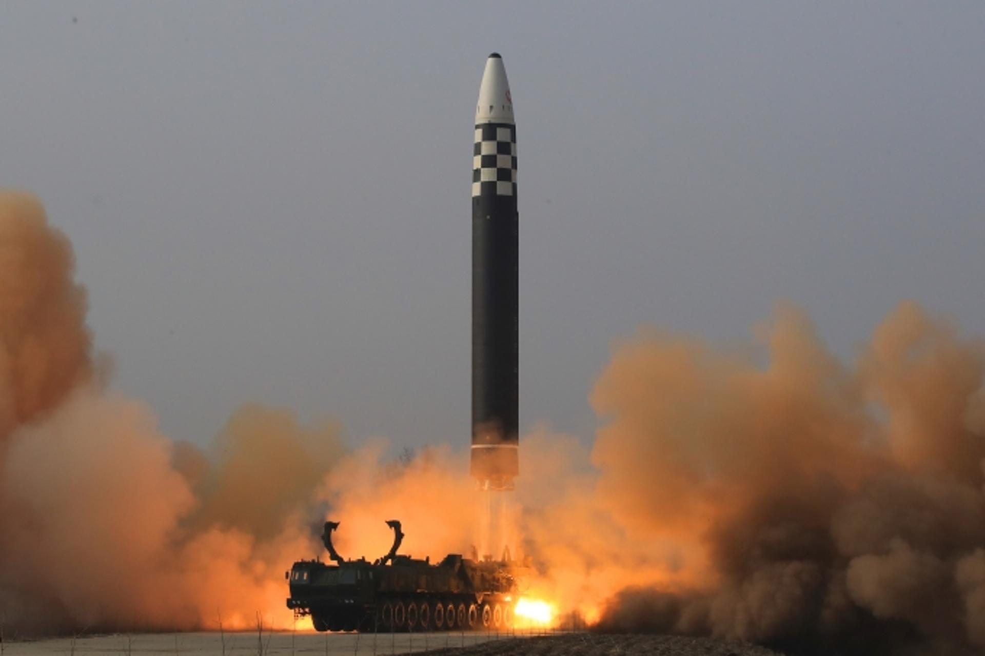 北, ICBM 화성-17형 시험발사 성공…김정은 "美와 장기대결 준비"