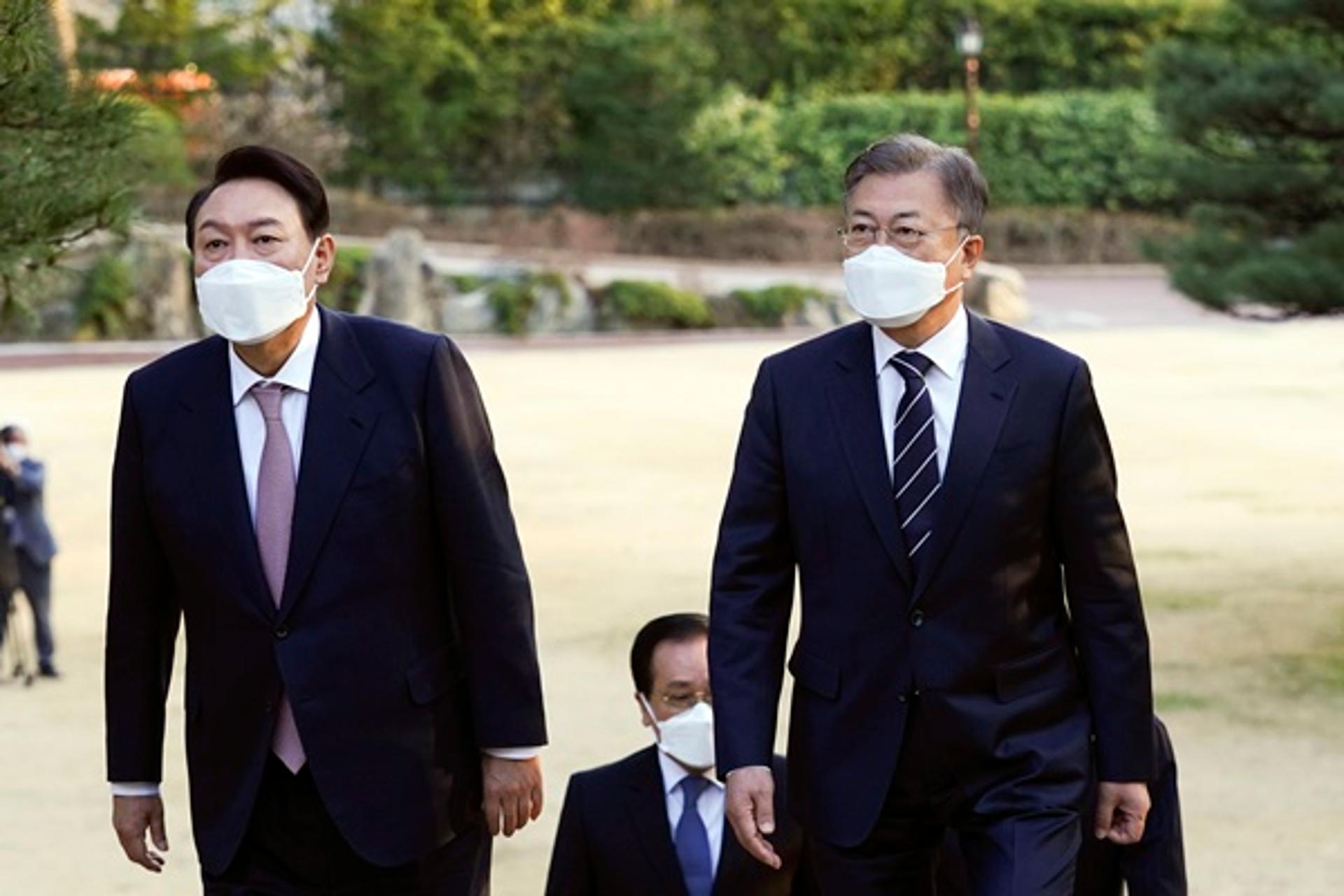 文, 尹당선인에 넥타이 선물… "꼭 성공하길, 언제든 돕겠다"