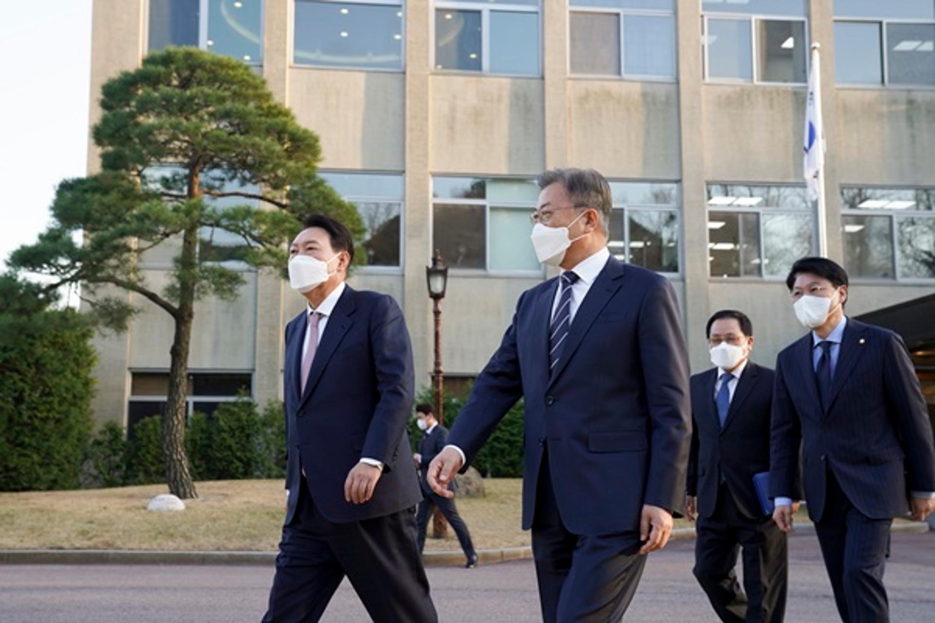 文·尹 '역대 최장시간 회동'… MB사면·추경·조직개편 등 얘기 없어