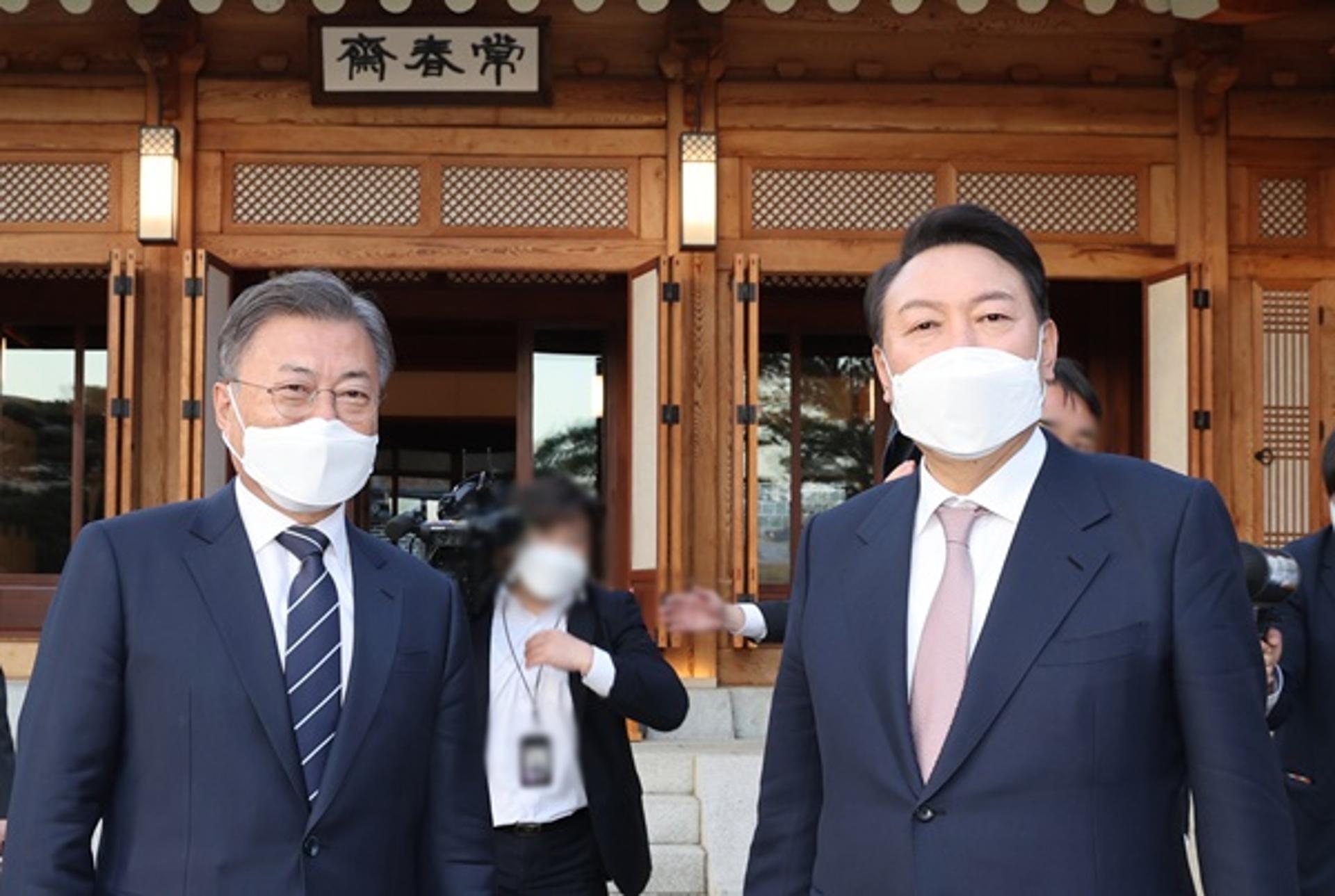 가장 늦게·오래 만난 文·尹… 집무실 이전 등 폭넓은 대화