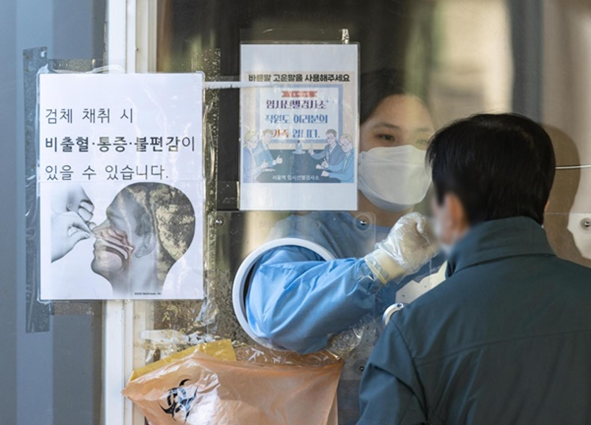 신규 확진자, 하루만에 다시 30만명대… 전일 대비 크게 증가