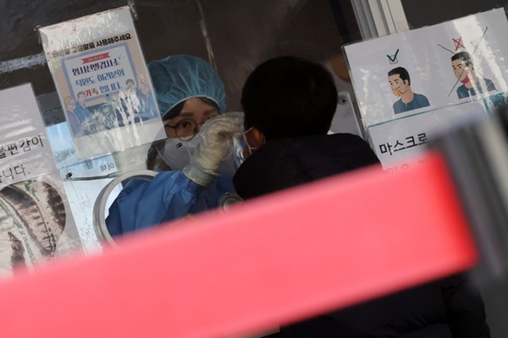 신규 확진자 다시 40만명대… 이번주 거리두기 완화 여부 '주목'