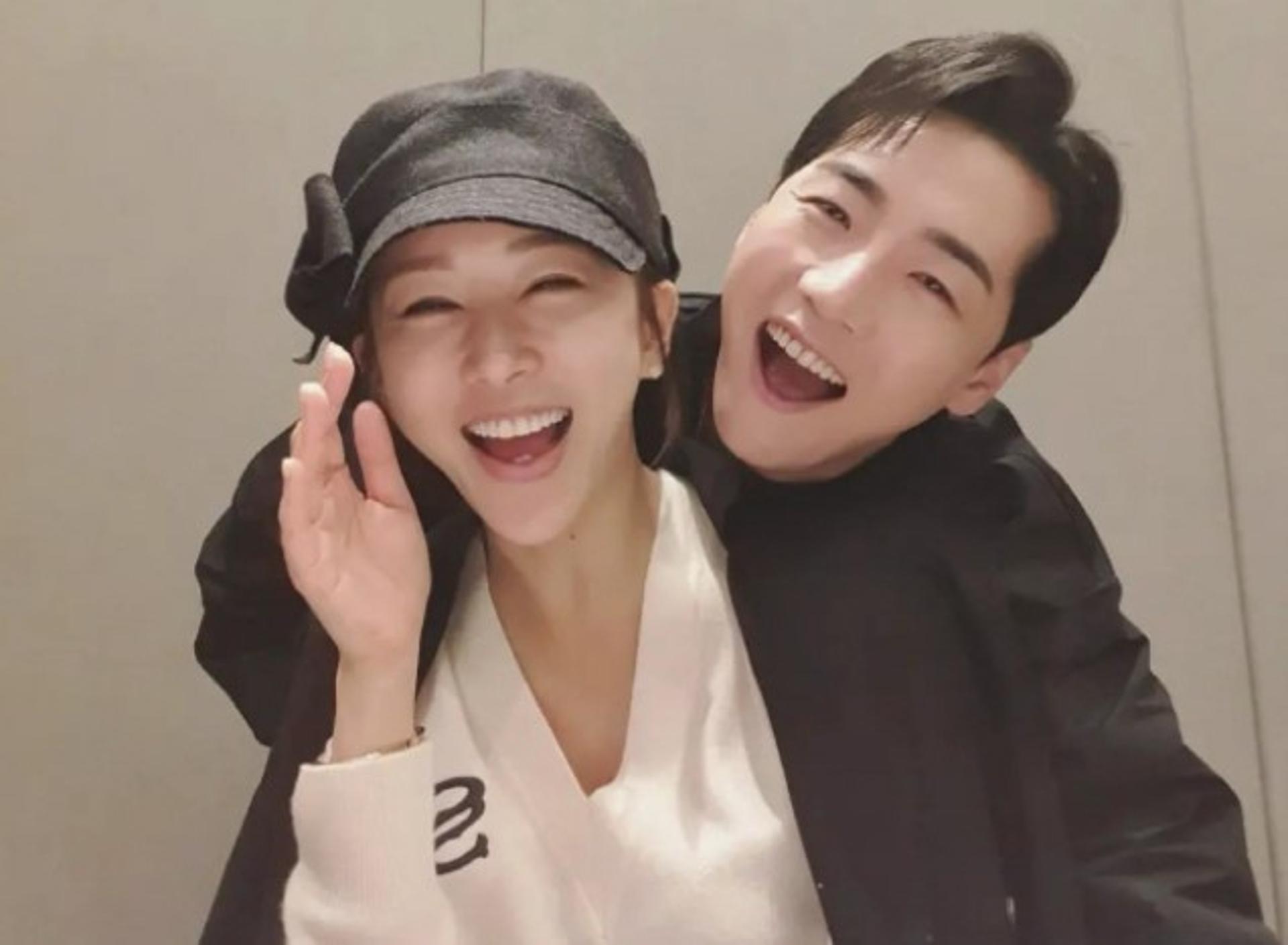 백허그에 꿀 떨어지네… '결혼 발표' 박군♥한영, 대놓고 럽스타그램?