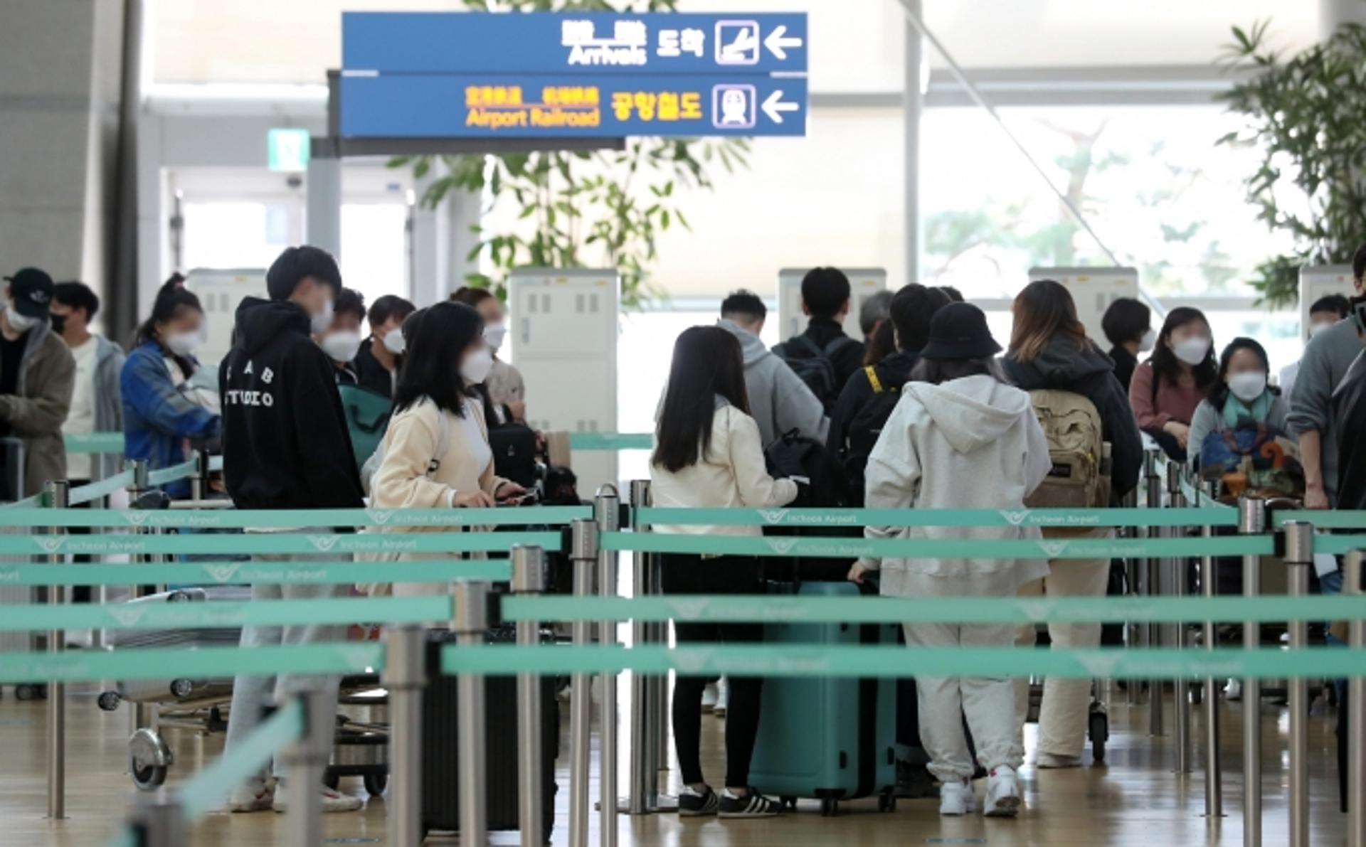 “해외여행에 목말랐다”… 격리 면제 첫 주말 인천공항 이용객 6만명
