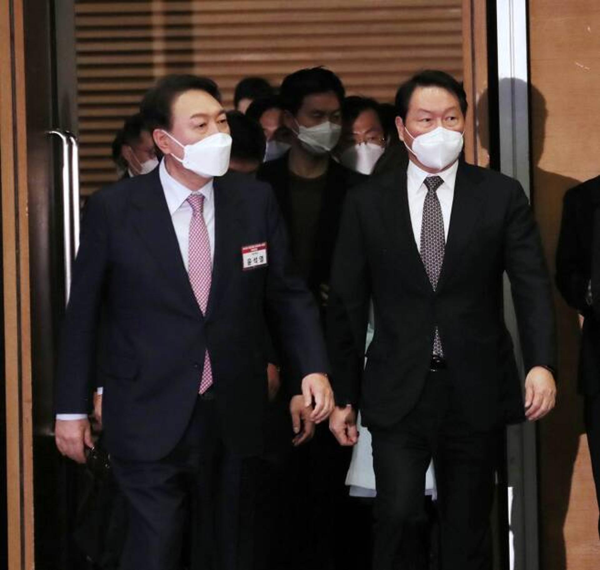 尹, 5대 그룹 총수 회동 추진… 재계와 스킨십 확대하나