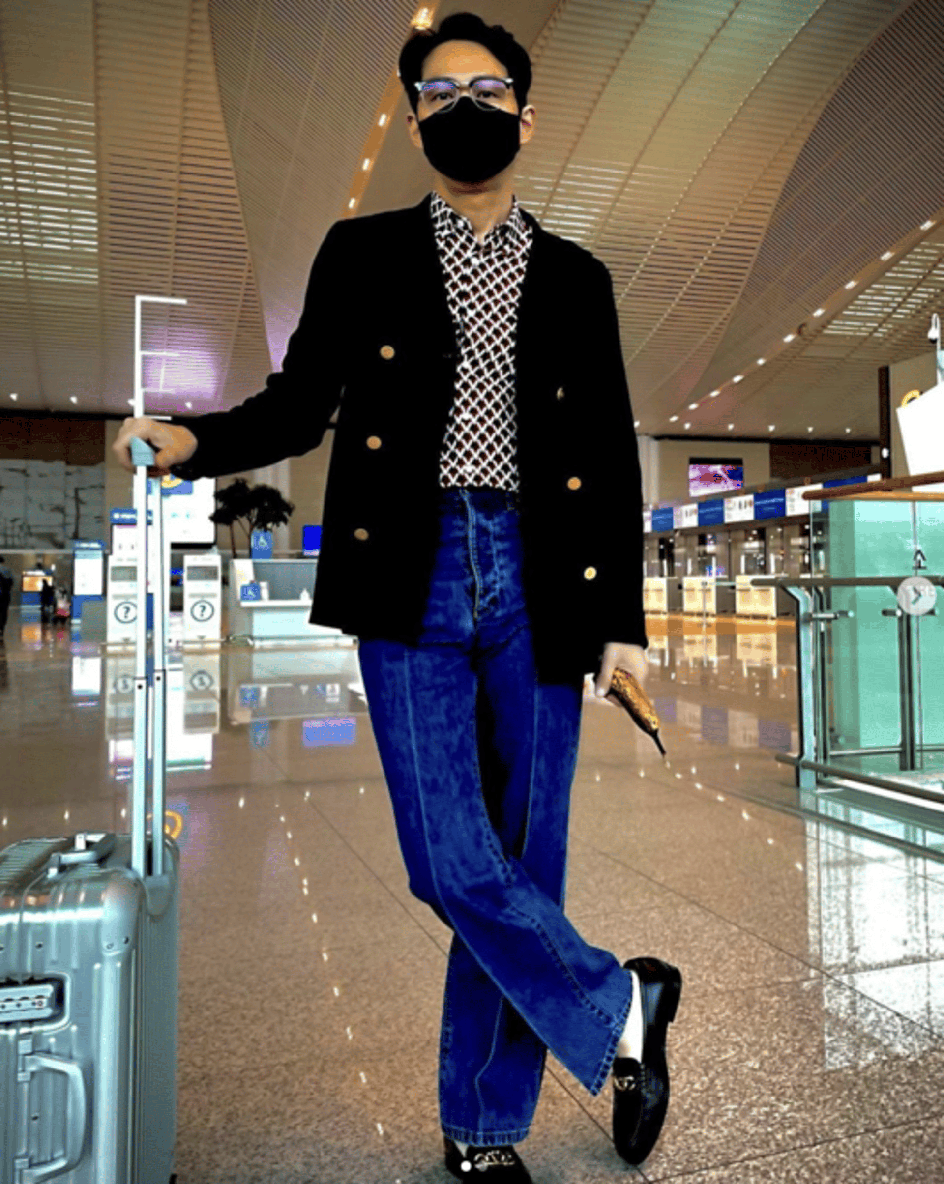 이정재, 공항패션 '시선 집중'… 손에 든 이건 뭐지?