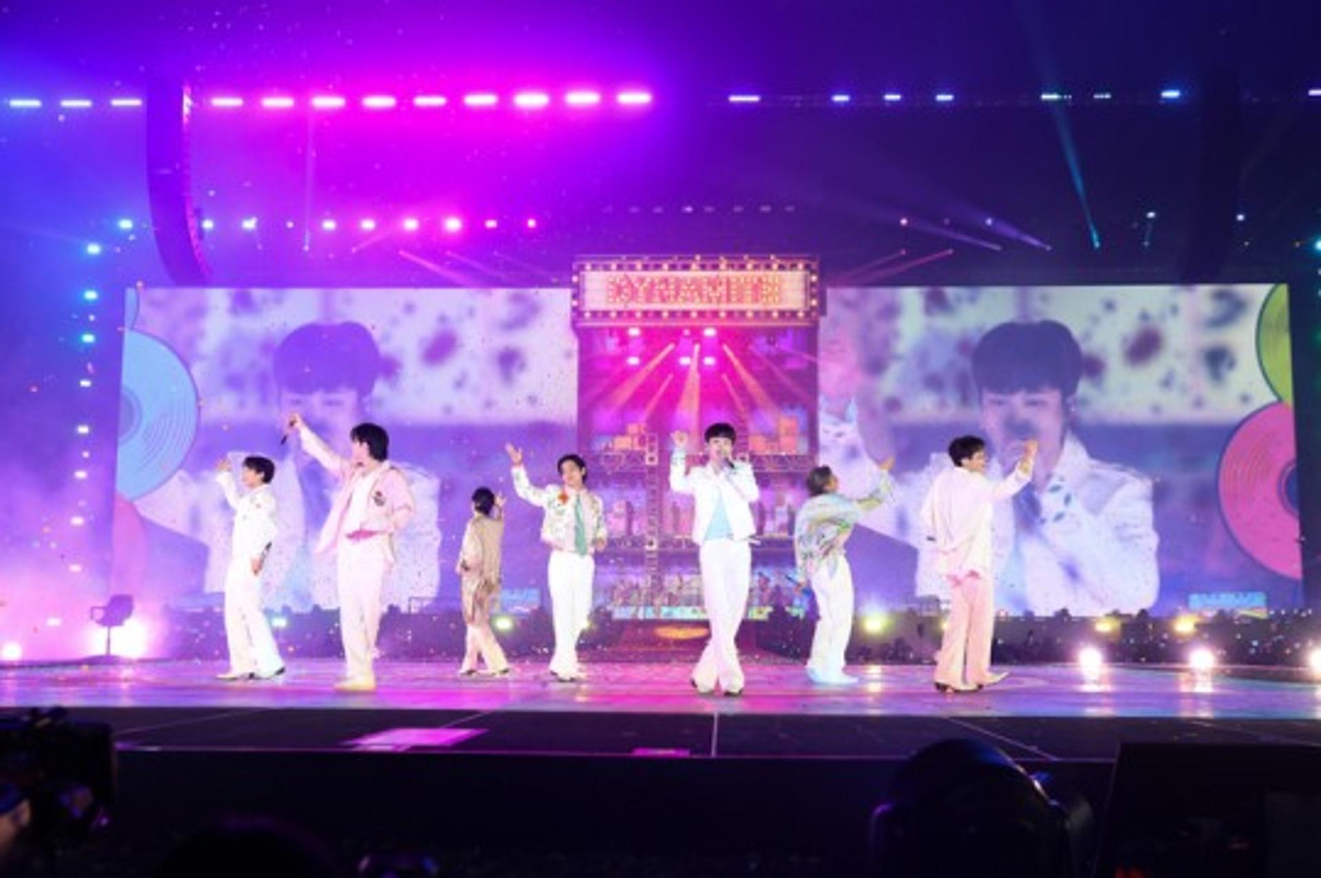 방탄소년단과 5만 아미 …라스베이거스 점령한 '보랏빛' 물결