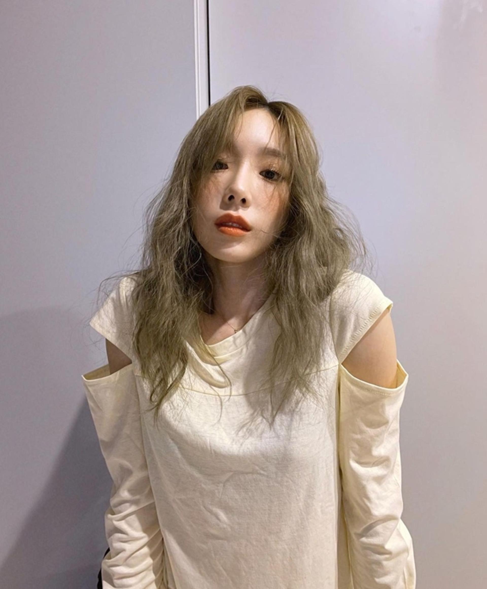 오늘도 여신 비주얼 태연… 금발 미모로 요염한 포즈