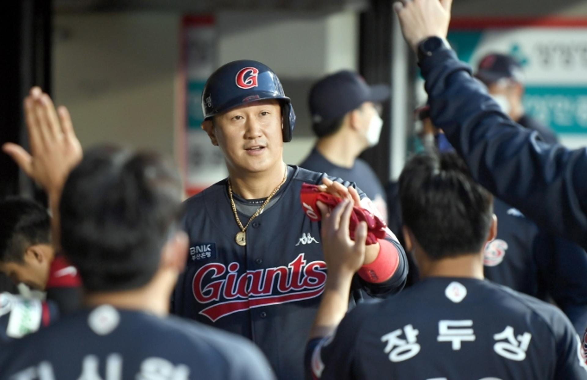 롯데 이대호, 양준혁 기록 넘었다… 통산 홈런 단독 3위 도약