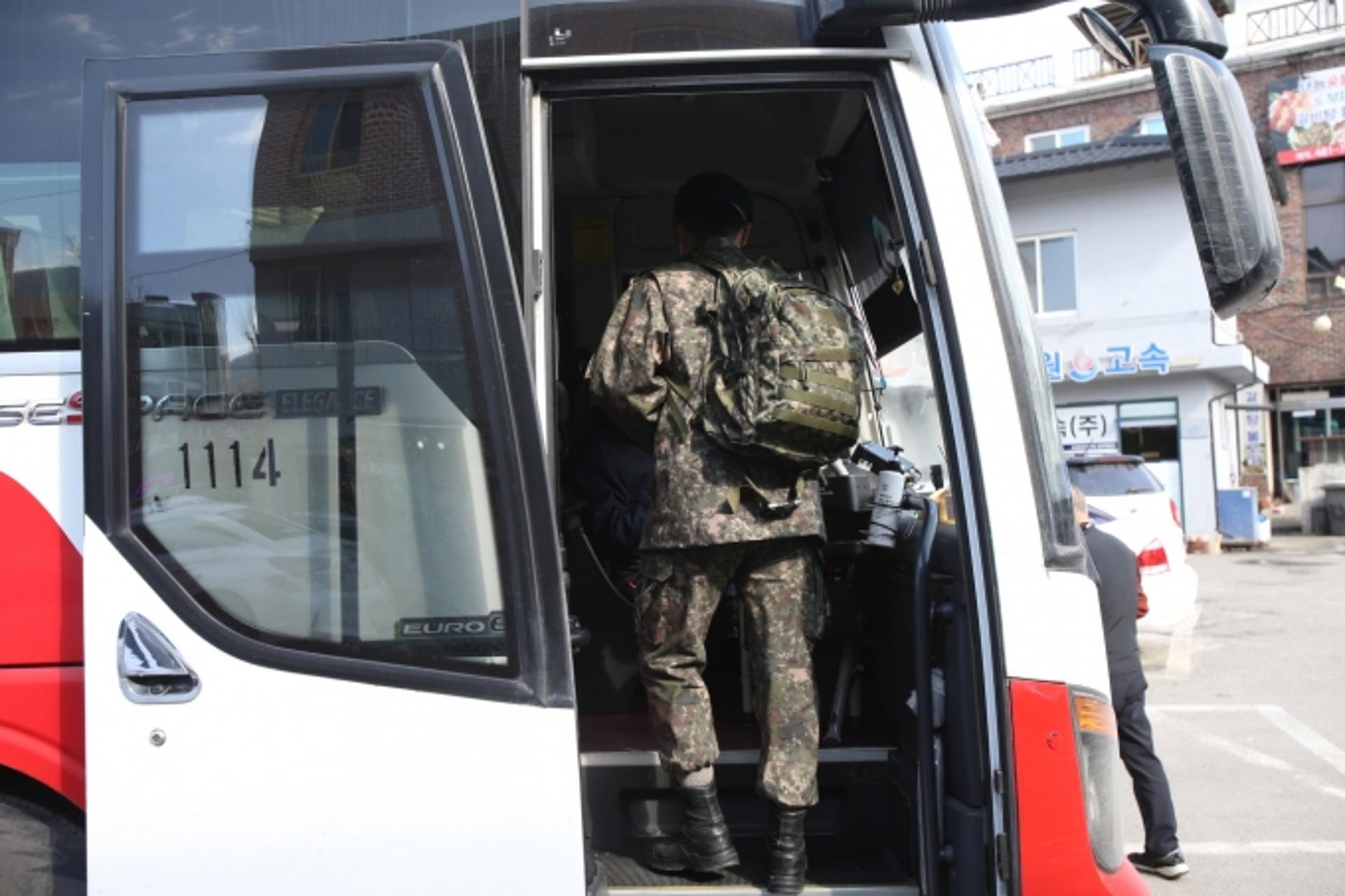 정부 코로나19 거리두기 해제에 군도 면회 제한 끝… 방역지침 완화