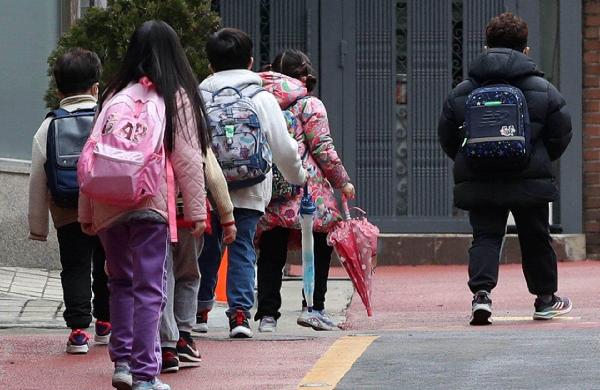 오늘부터 거리두기 해제되지만… 학교 방역지침 적용은 5월 이후