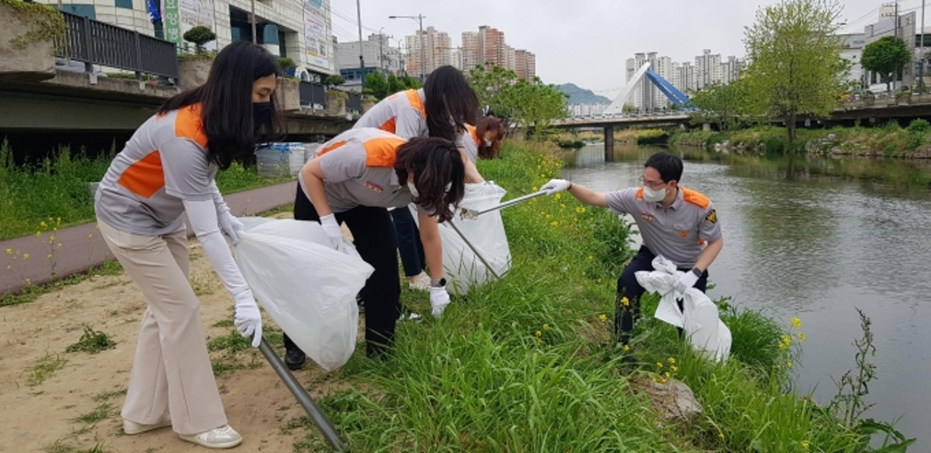 롯데百 광주점, 지구의 날 '광주천 환경정화활동' 구슬땀