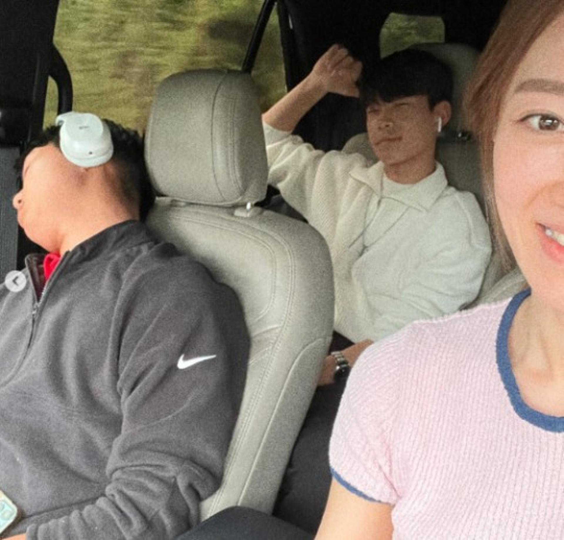 "두 아들은 안전띠 미착용"… '임창정♥' 서하얀, 운전 중 셀카?