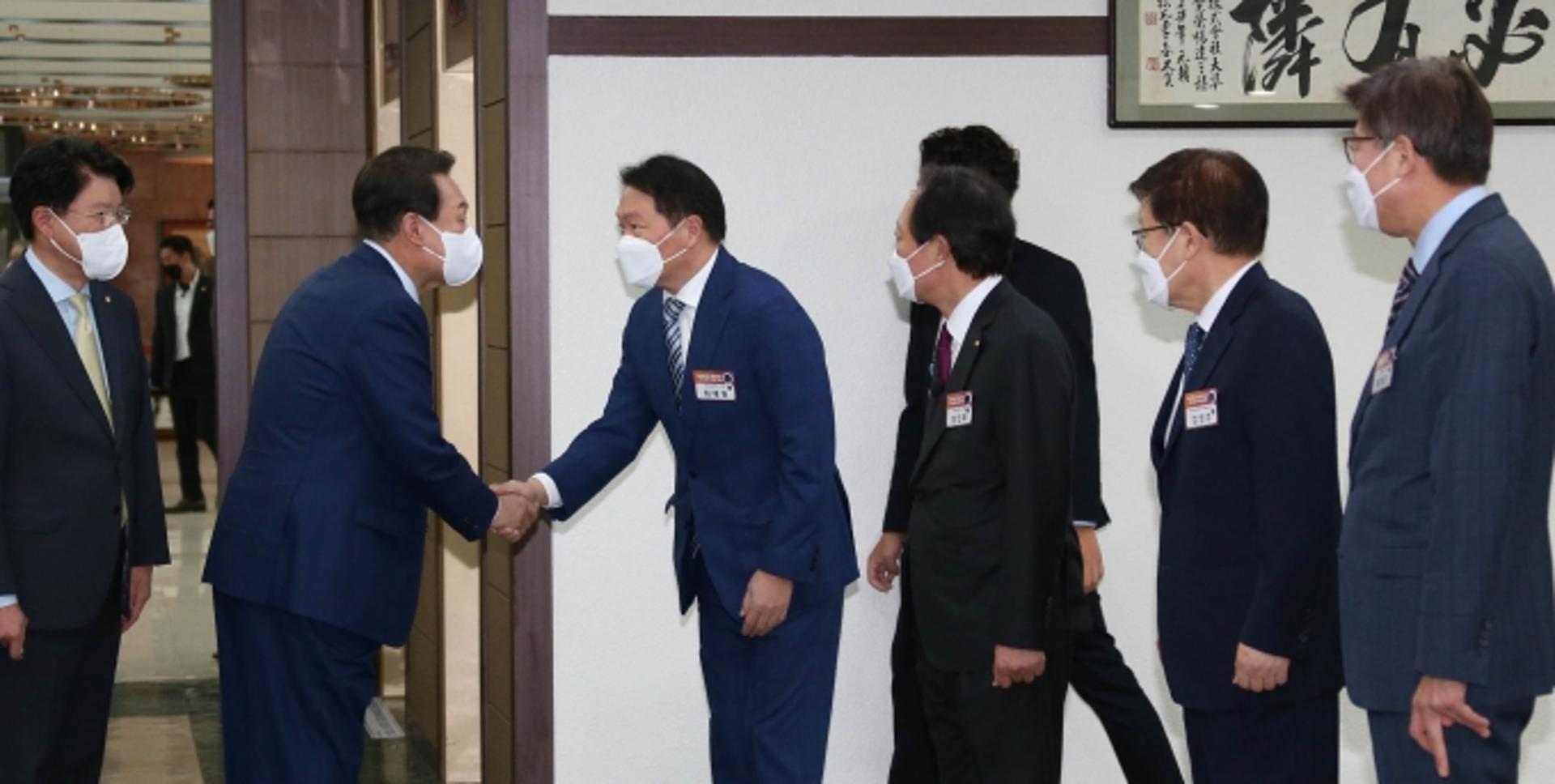 윤석열 만난 최태원 “정부와 원팀으로 일심전력 다할 것”