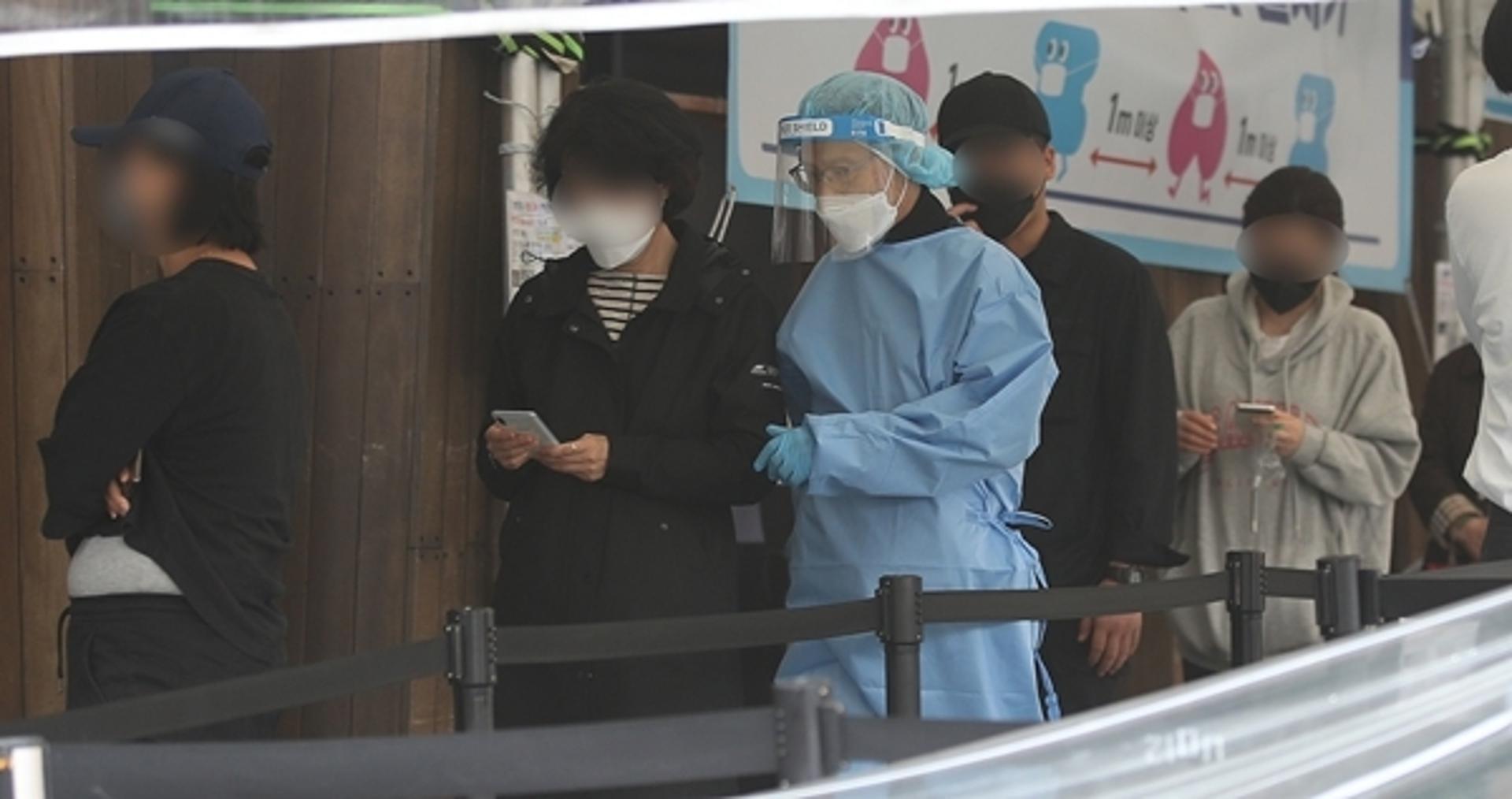 신규확진 6일 만에 3만명대로… 사망자 이틀째 100명 아래(종합)