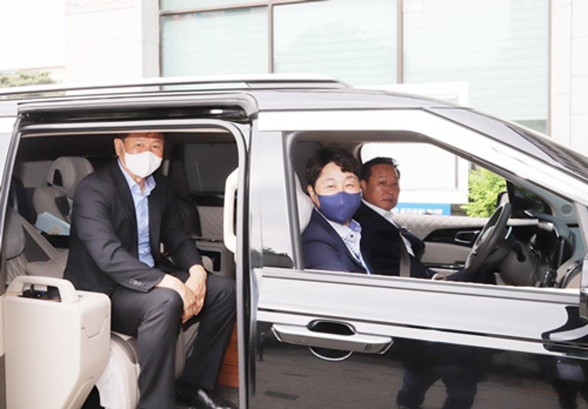 '마지막 출근길도 소탈·격의 없이'…운전대 잡은 정동균, 수행비서는 뒷자리  '감동선사'