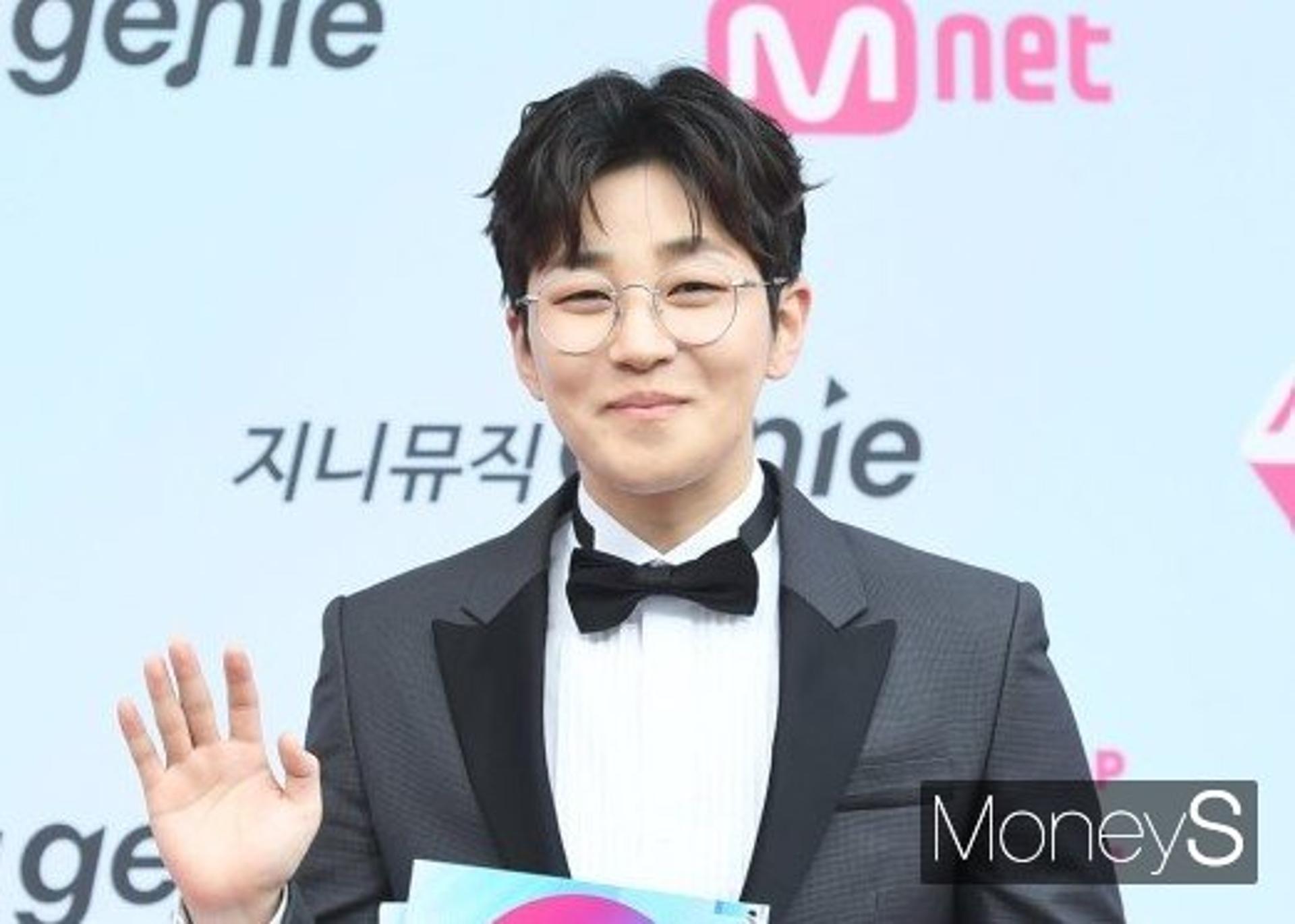 "父, 차 사준지 1년 돼"… 딘딘, '돈=최고' 라 느낀 사연