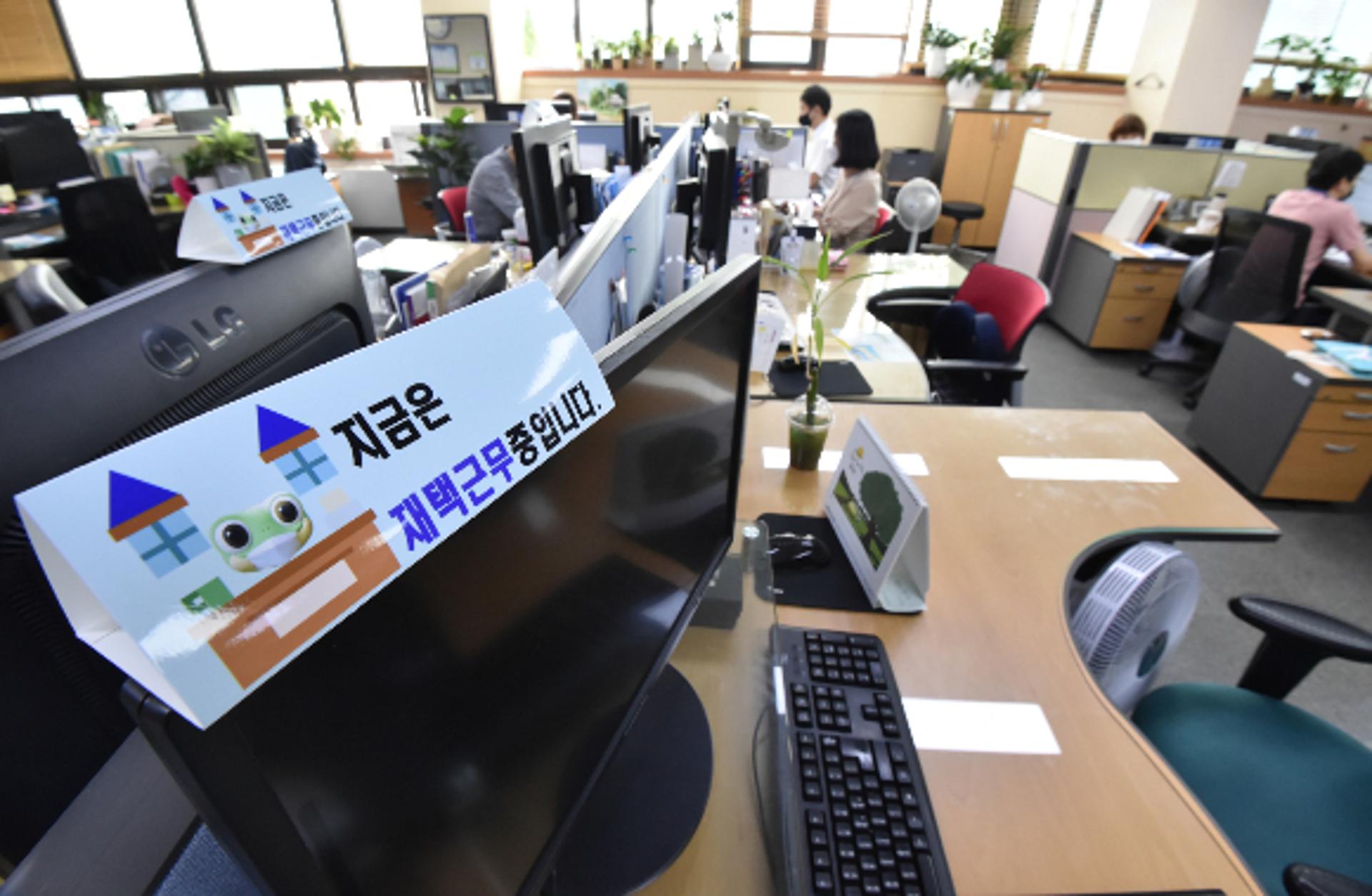 기업 35%, 엔데믹에도 재택근무 한다… "임직원이 선호해서"