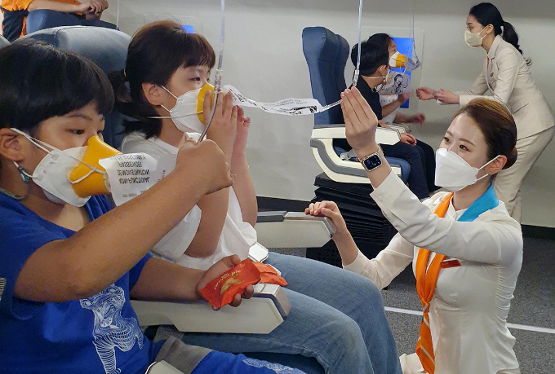제주항공, 초등학생 대상 '항공안전체험교실'… 객실승무원 직무재능 기부
