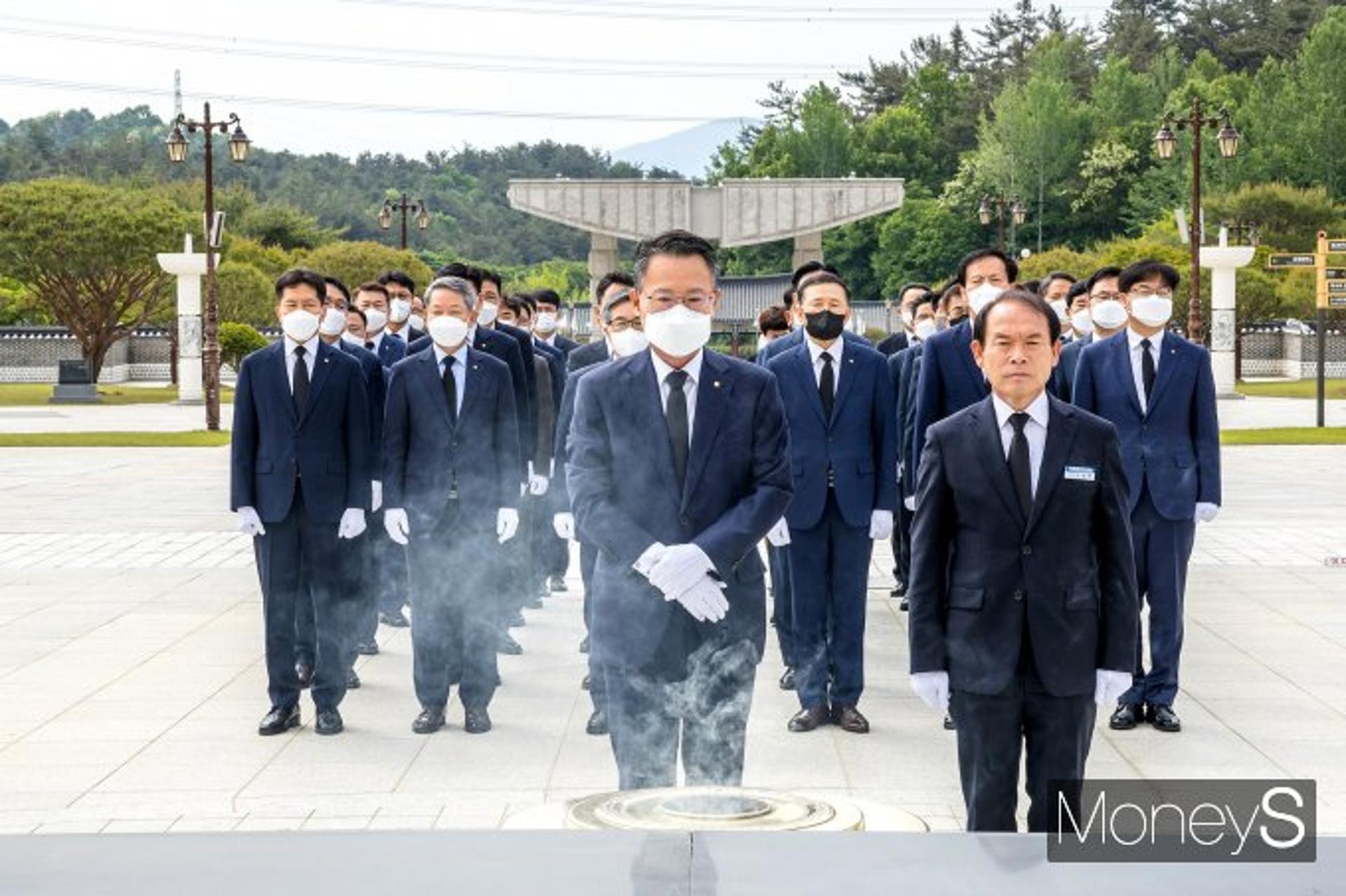 [머니S포토]국립5·18묘지 참배하는 송종욱 광주은행장