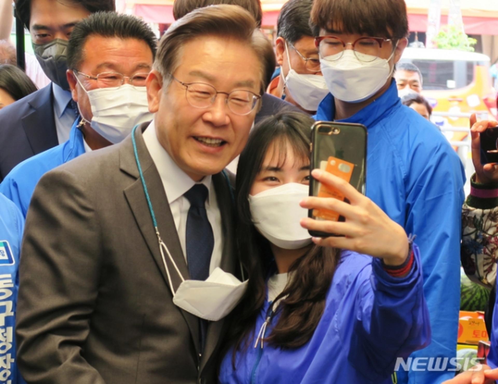 경찰 '성남FC 압수수색'에 …李 "사골 우려먹는 것" 발끈