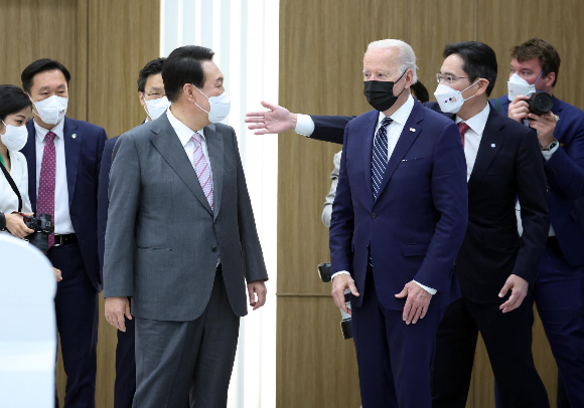 尹·바이든, 삼성전자 평택공장서 첫 만남…기술동맹 시동