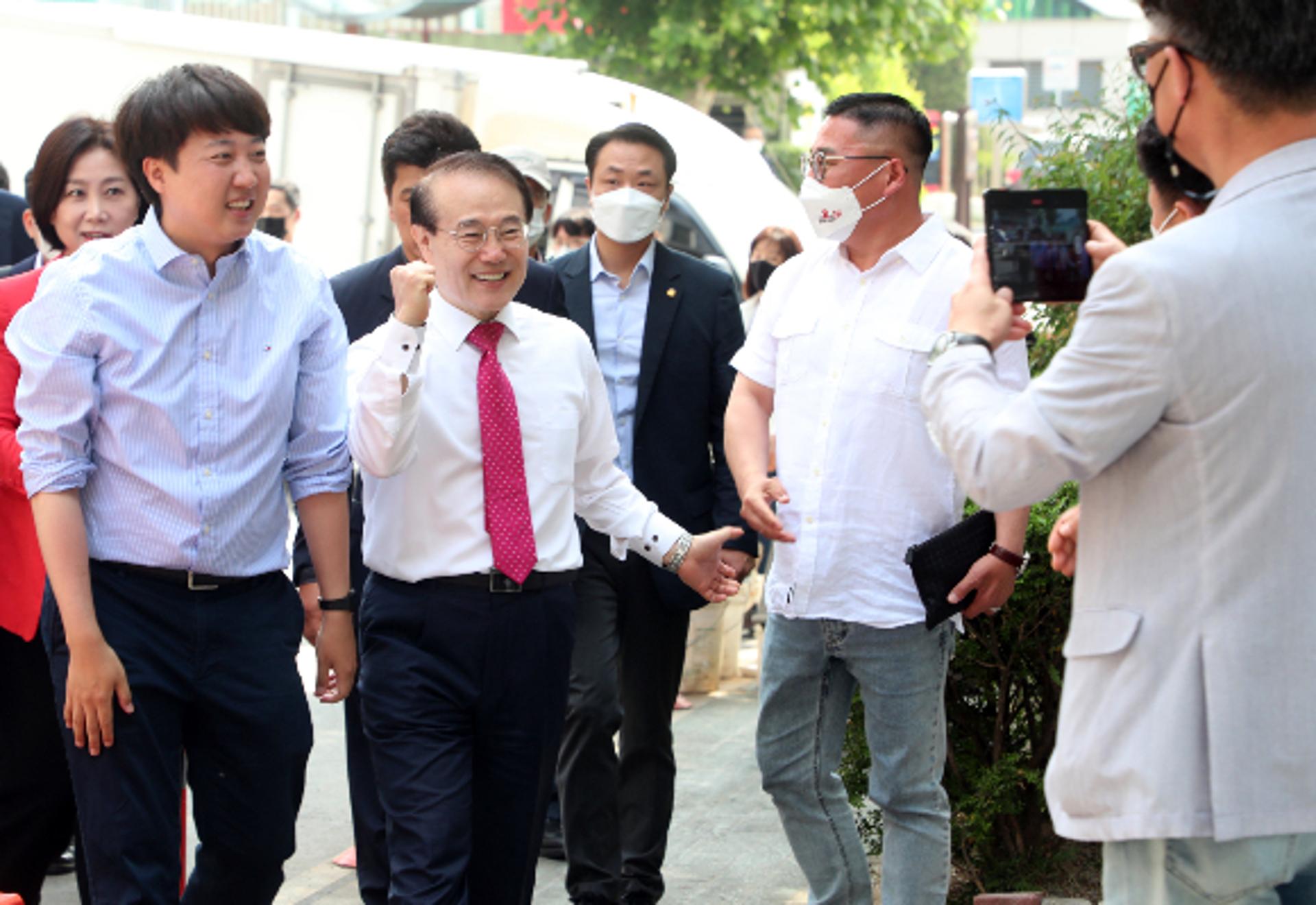 이준석, 계양서 사전투표… "윤형선 지지로 정부에 힘 보태달라"