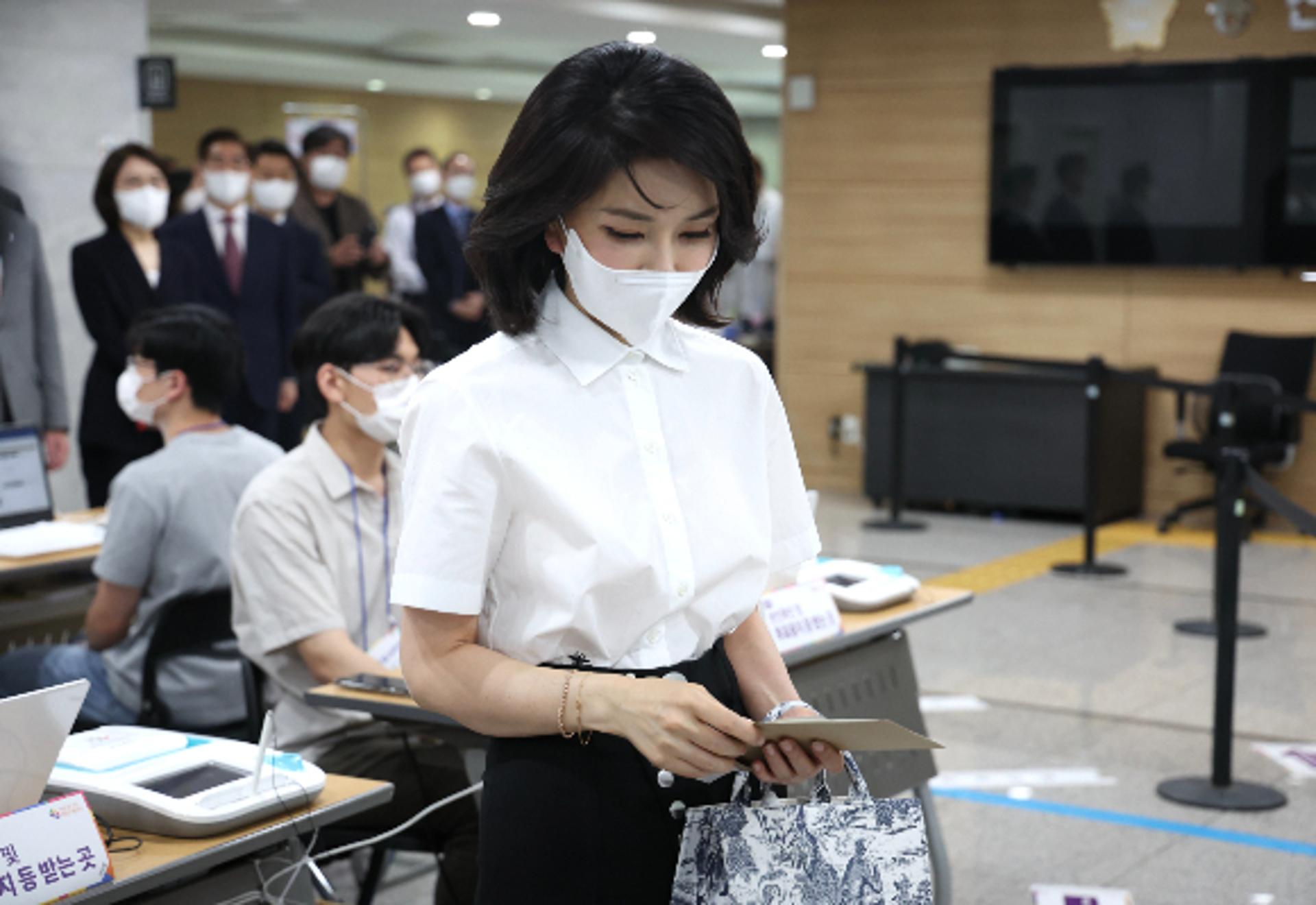 김건희 여사 '꿀벌셔츠', 명품 D사 제품?… 가격이 '헉'