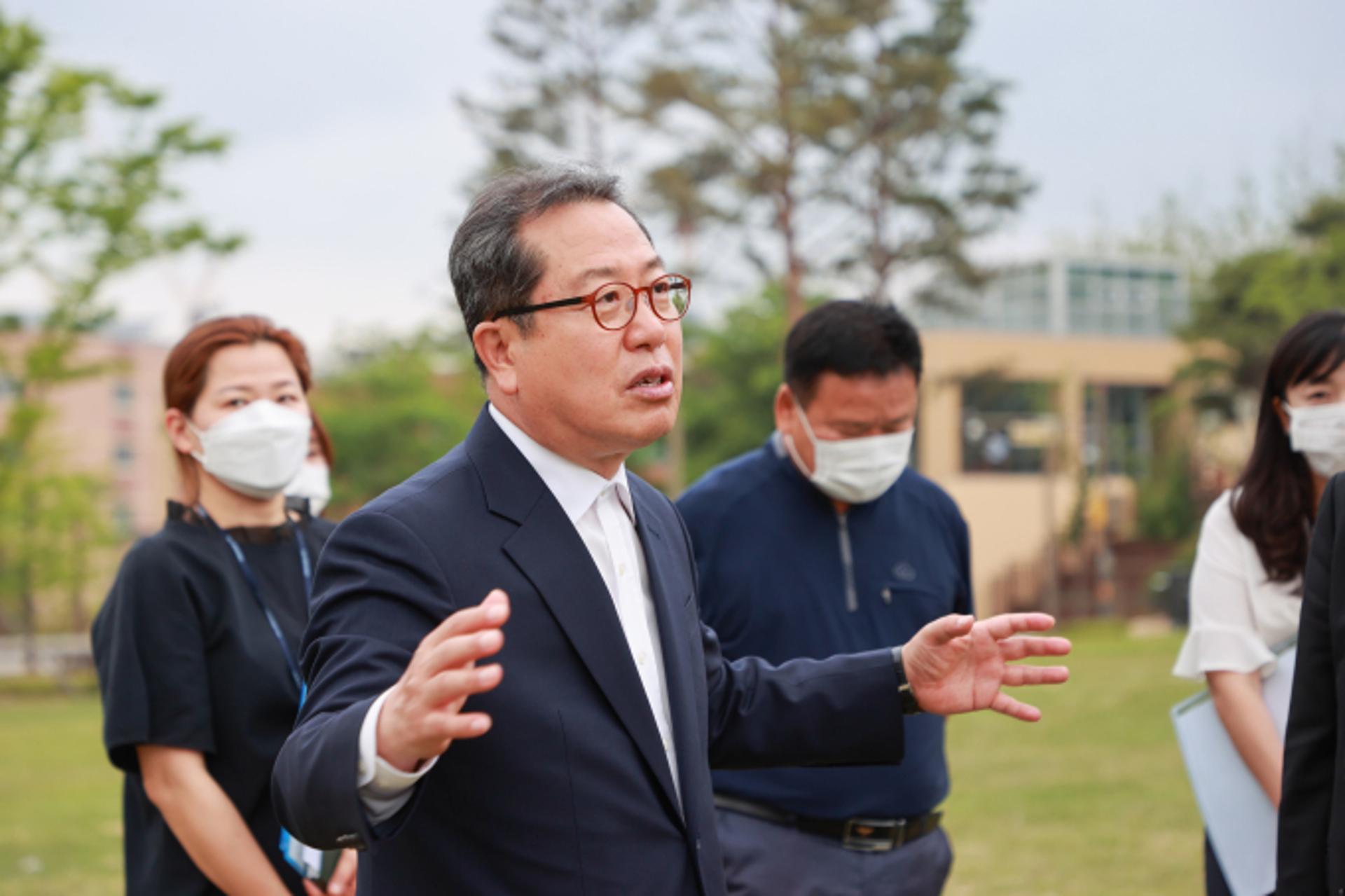 조광한 남양주시장, 도서관 관계자들과 다산중앙공원 정책투어